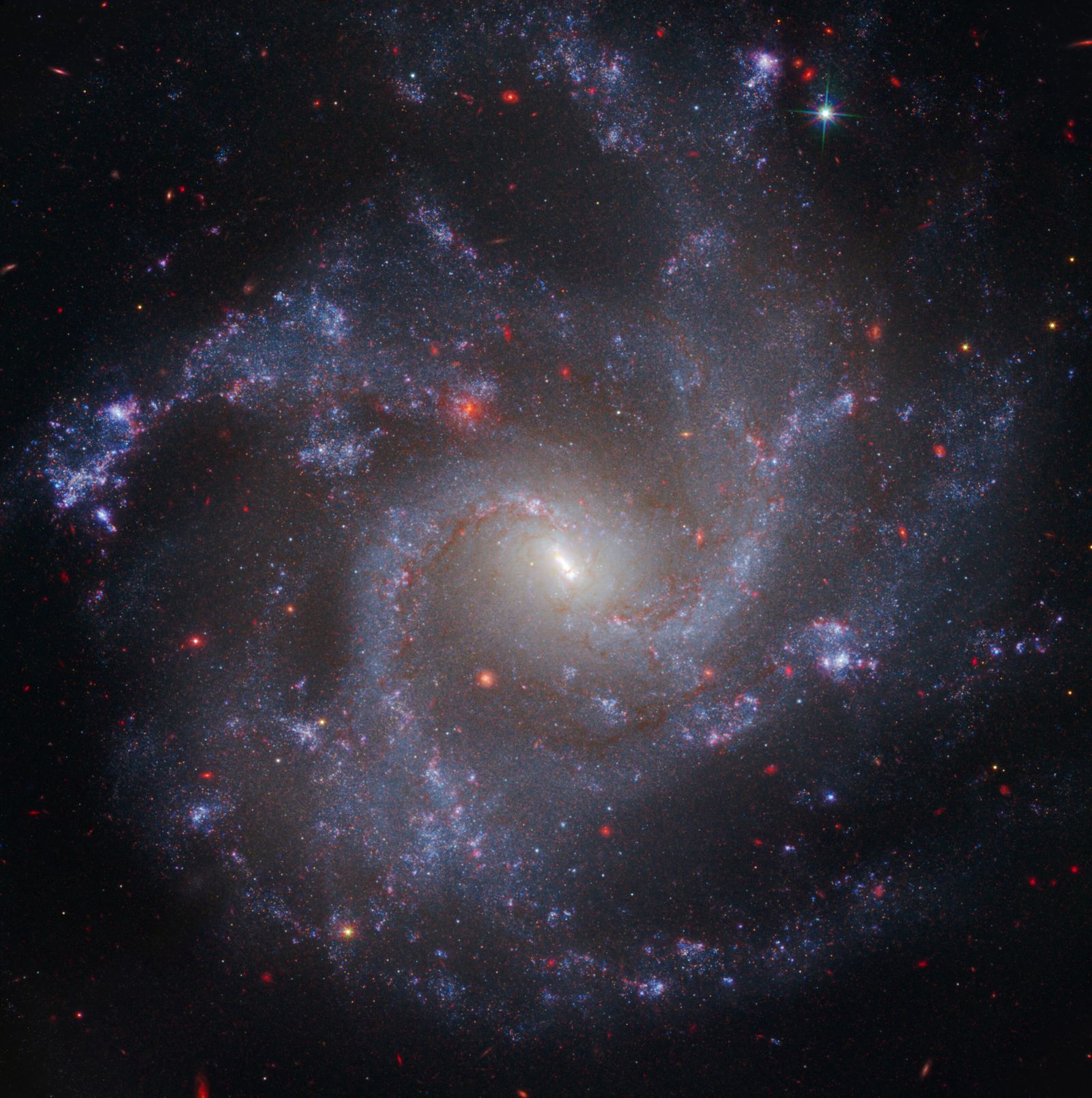 NGC 5468, galaxia a unos 130 millones de años luz de la Tierra