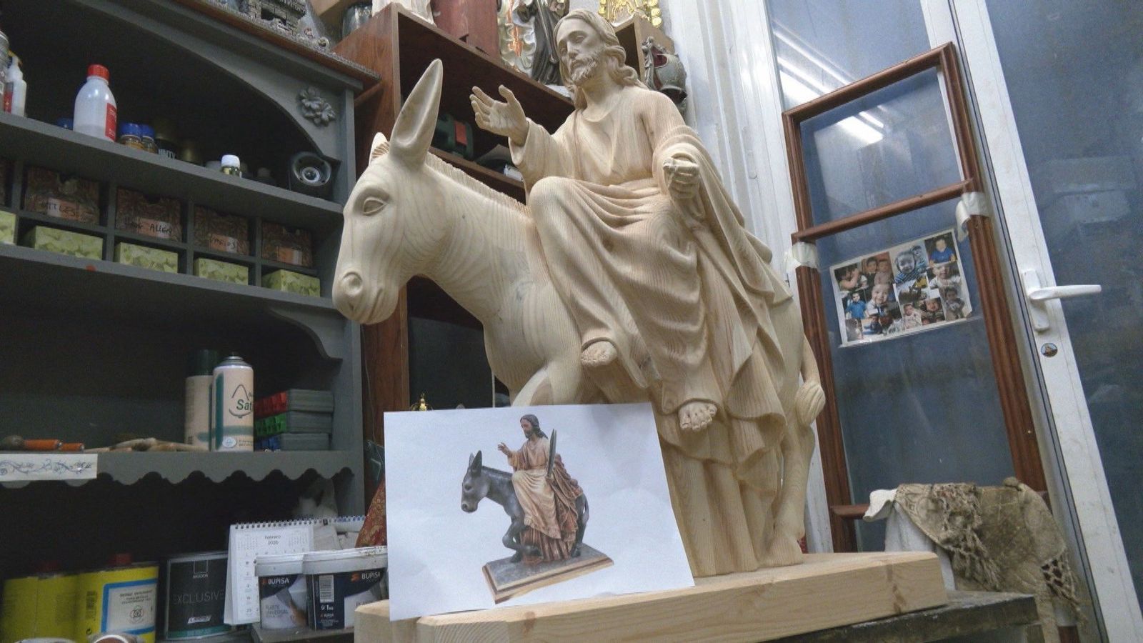 La Semana Santa se prepara a contrarreloj en los talleres madrileños