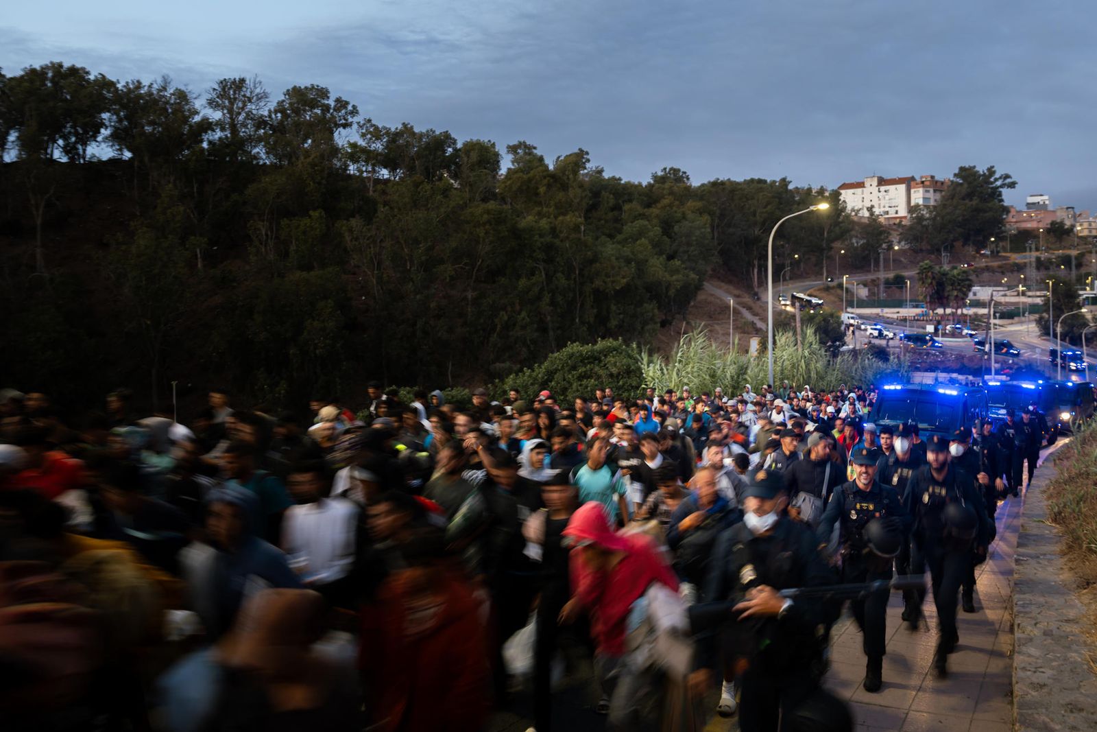 La policía traslada a cientos de inmigrantes de Ceuta a una nueva instalación acondicionada