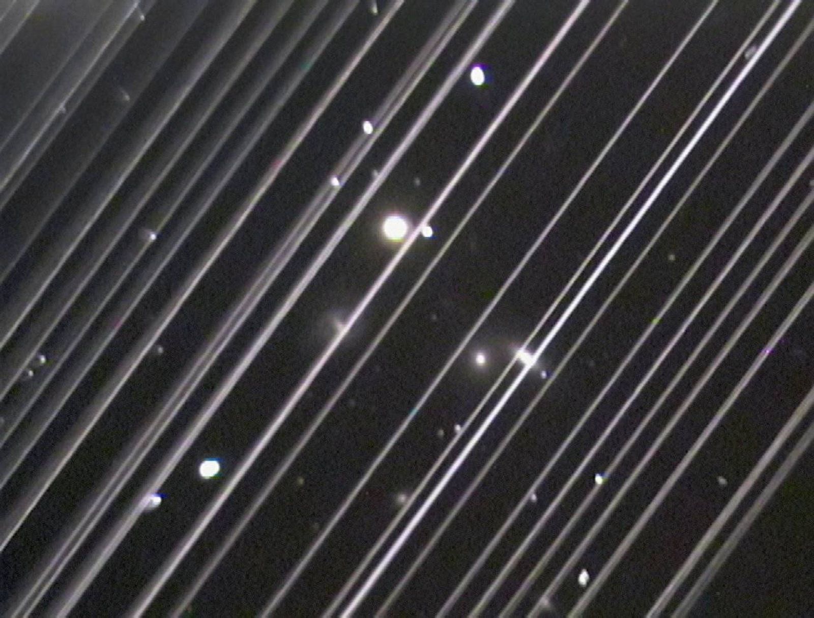 Trazas de los satélites Starlink durante la observación de un grupo de galaxias
