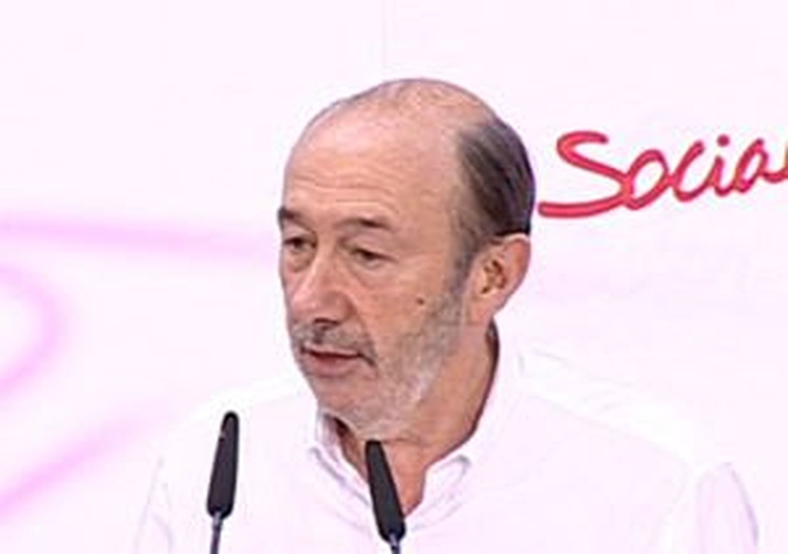 Rubalcaba a Rajoy: En materia de impuestos, quien no te conozca que te compre