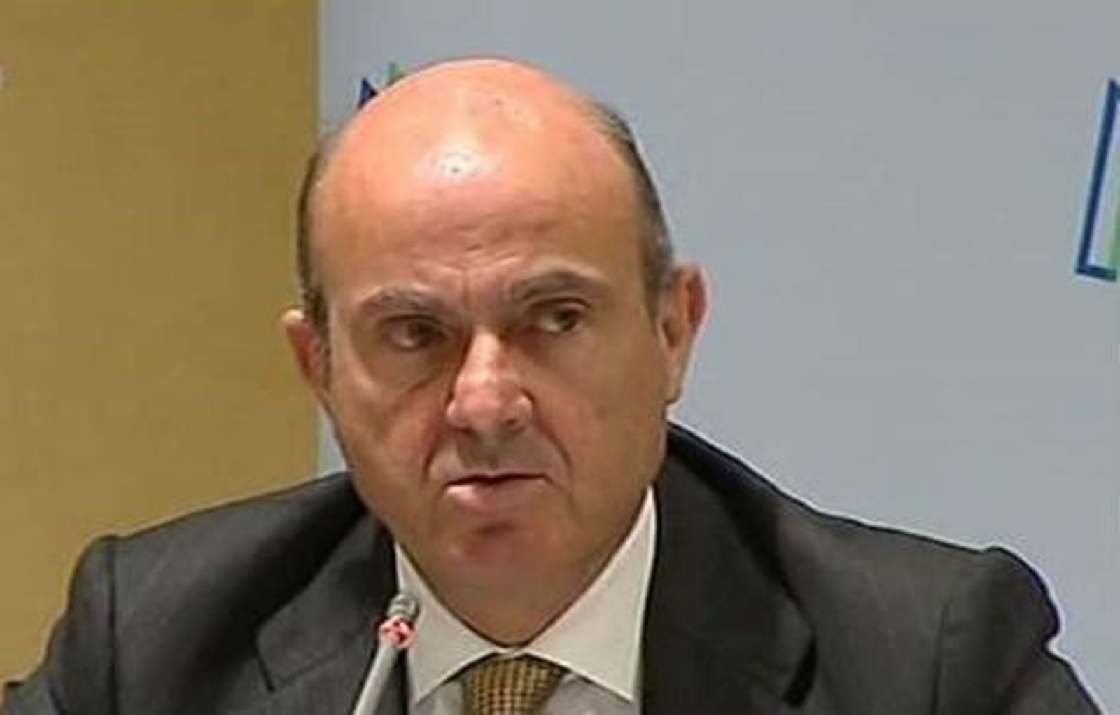 Guindos dice que el Gobierno no modificará impuestos indirectos pese a lo sugerido por el FMI