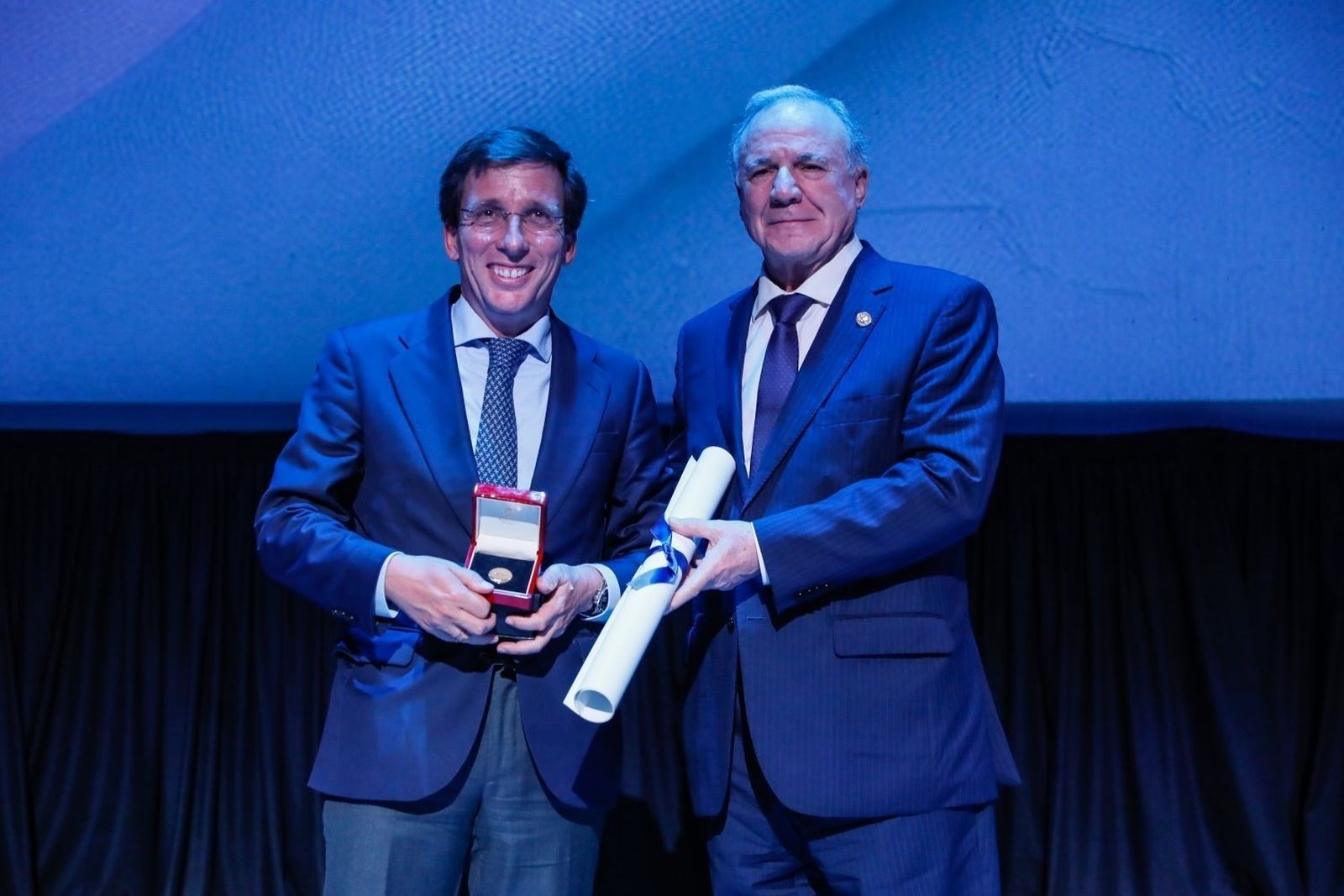 Almeida recibe la medalla de oro de la Asociación Española de la Carretera