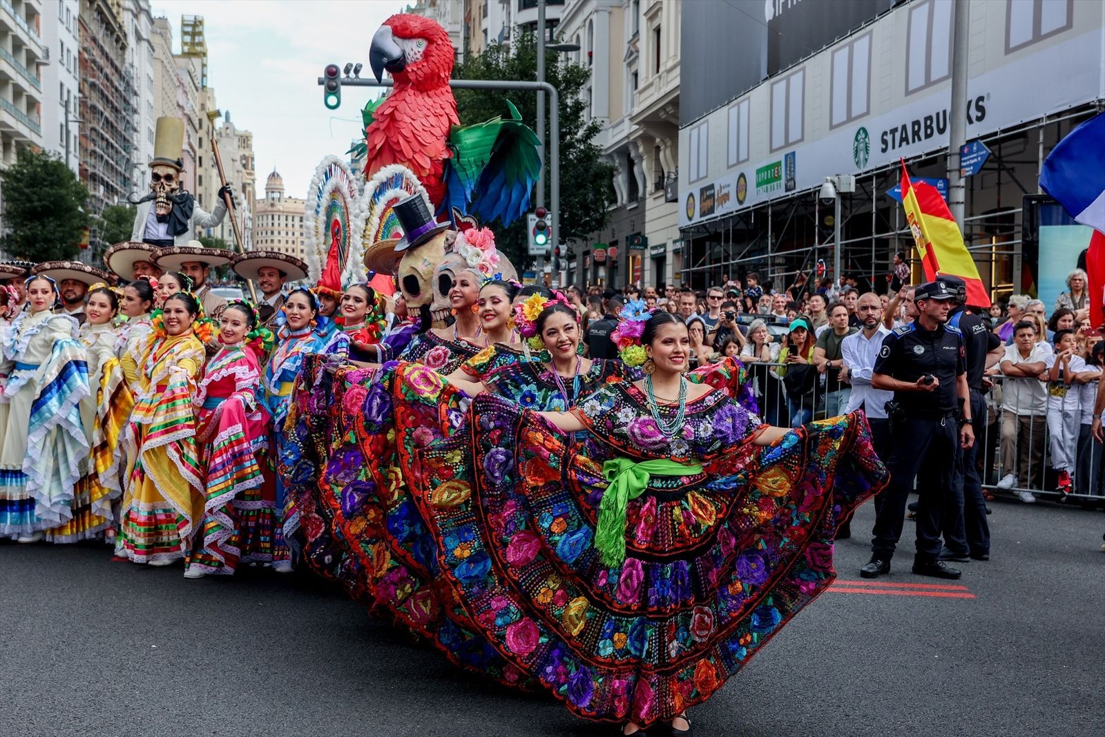 Fotogaleria: El desfile de la Hispanidad llena de color la Gran Vía