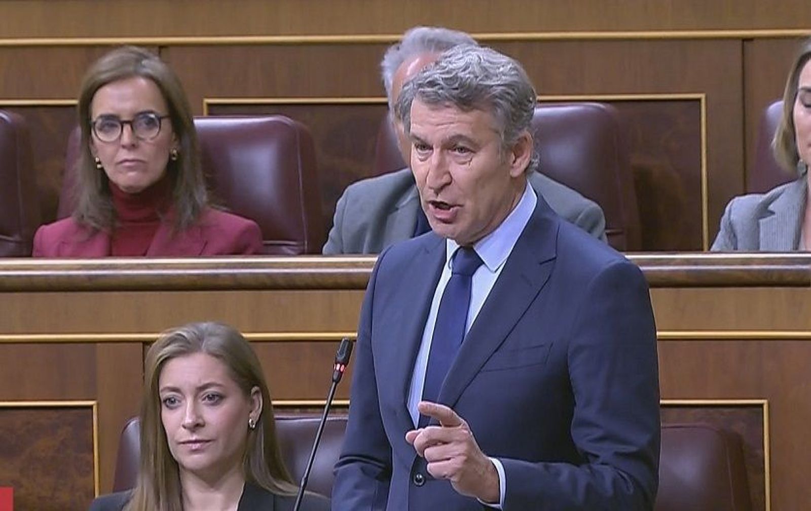 Feijóo ataca a Sánchez con el 'caso Salazar' y el presidente presume de apoyar a las mujeres ante el "acoso laboral"