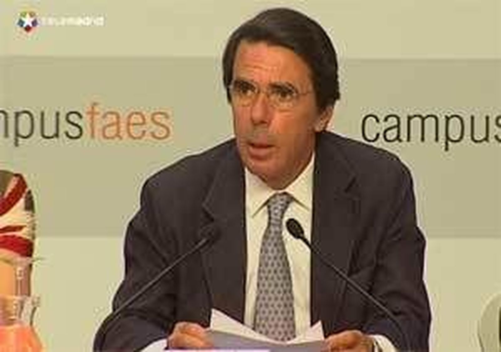 Aznar apela a la "responsabilidad" y pide ayudar "sin  reserva" a Rajoy