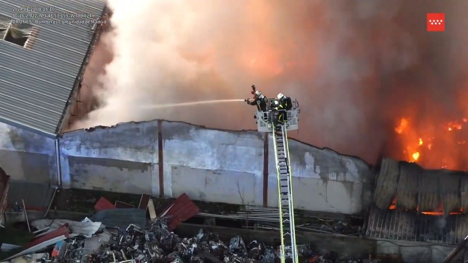 Incendio en una nave industrial de Humanes