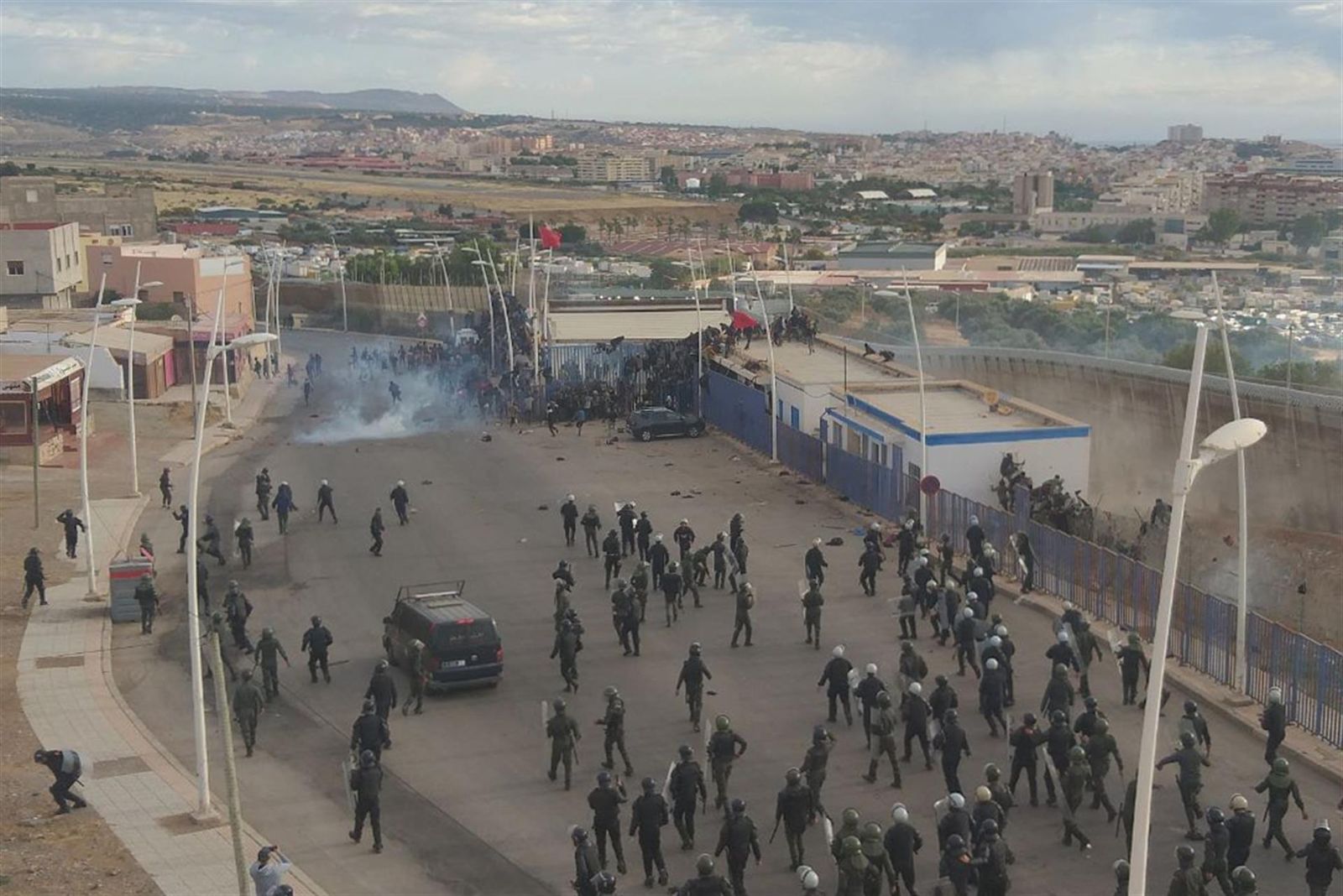 Fotografías cedidas a EFE por una vecina del Barrio Chino, en la provincia de Nador y fronterizo con Melilla. Las fotografías fueron tomadas ayer durante el asalto de cientos de emigrantes subsaharianos a las vallas que rodean a esa ciudad española