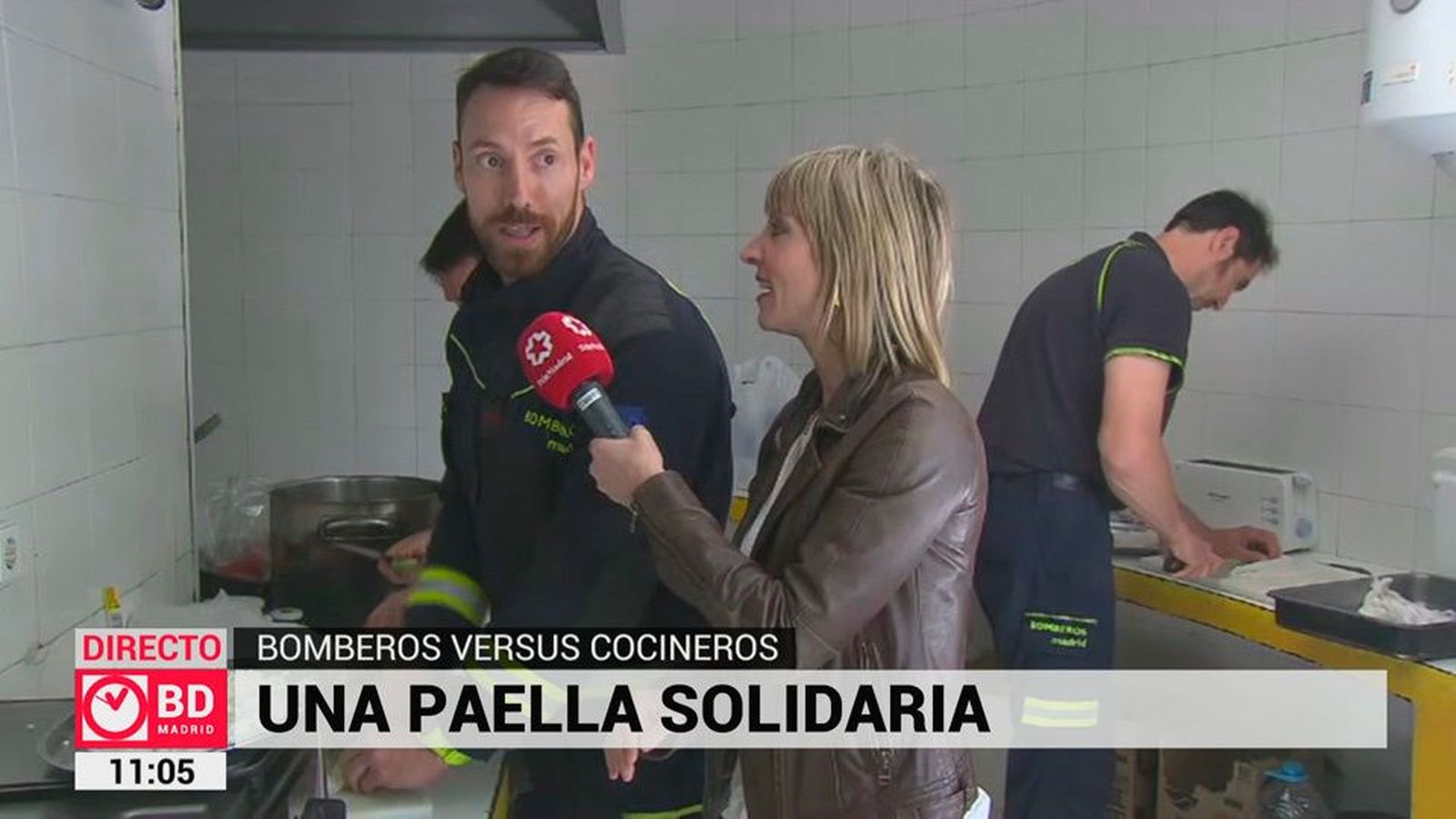 Bomberos contra cocineros, paella con un fin solidario