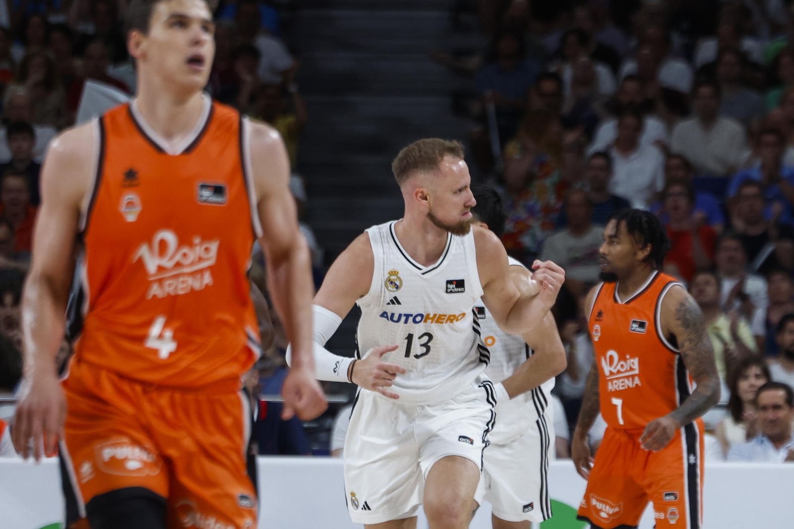 El alero bosnio del Real Madrid Dzanan Musa celebra una canasta ante el Valencia Basket