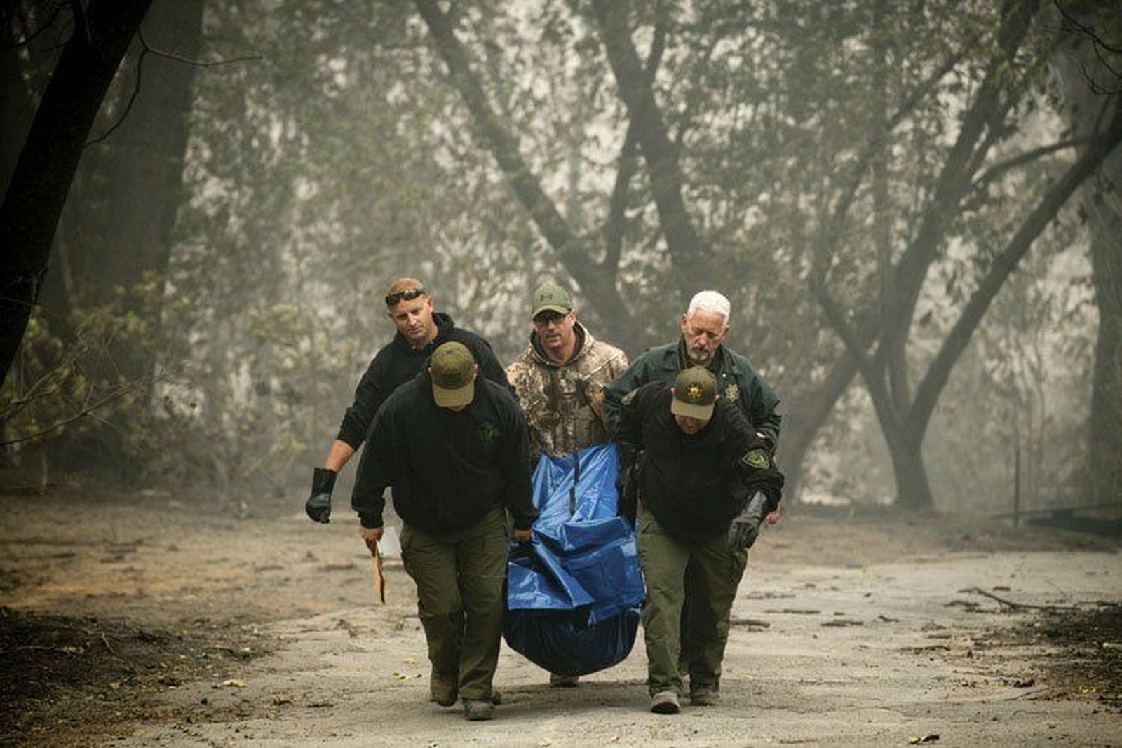 Hallan ocho cuerpos más en los incendios de California