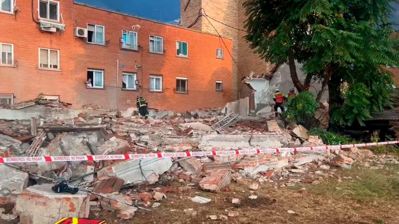 Un herido grave al derrumbarse el techo de un taller en Carabanchel
