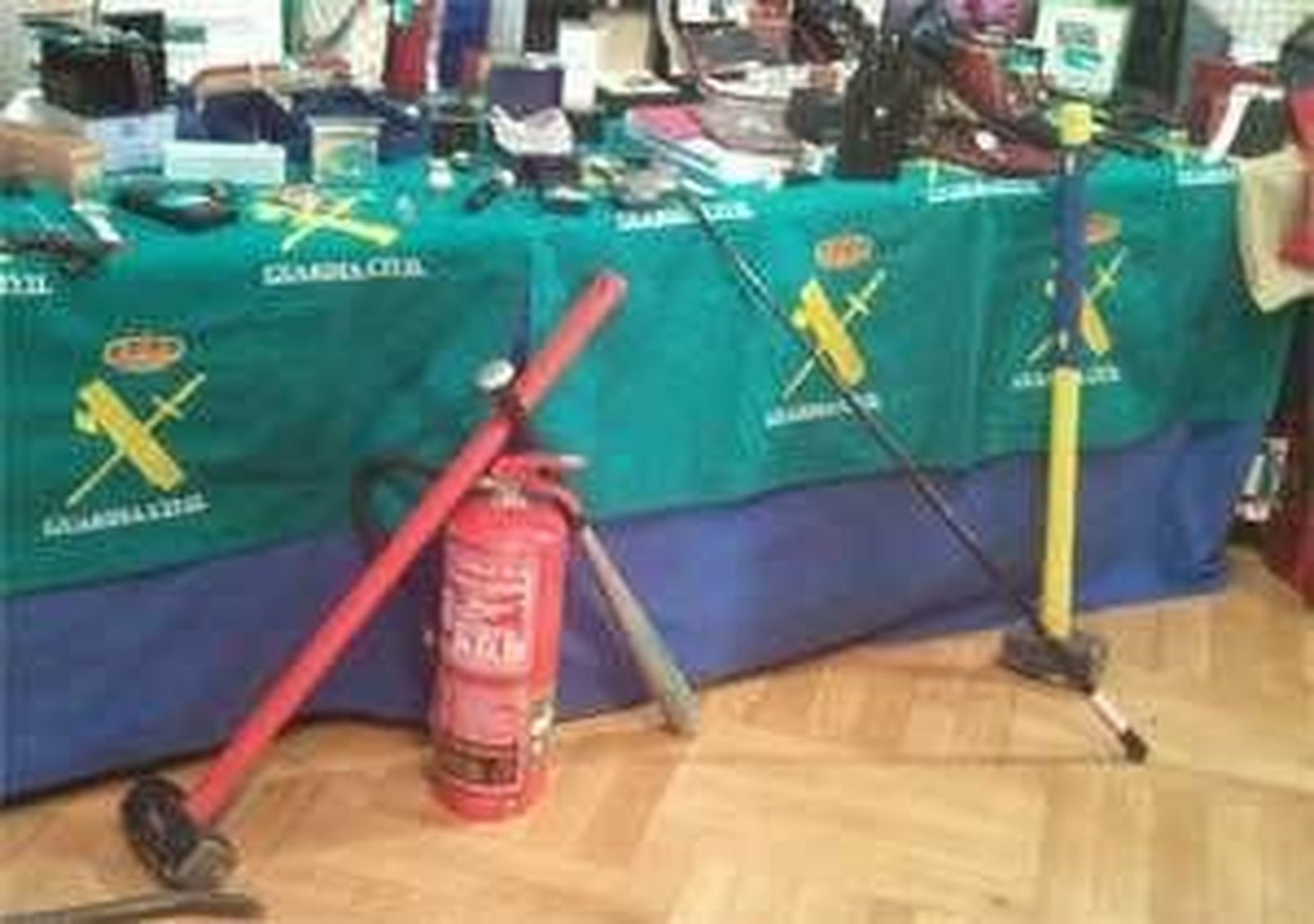 Cae la "banda del extintor" responsable de 27  atracos a tiendas y 30 robos de coches de lujo