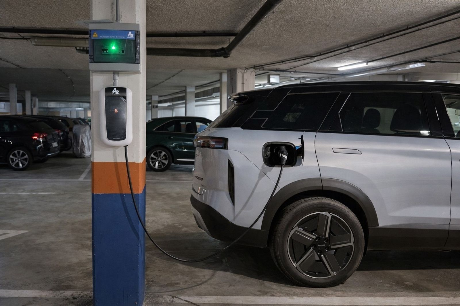 Coche eléctrico cargando batería