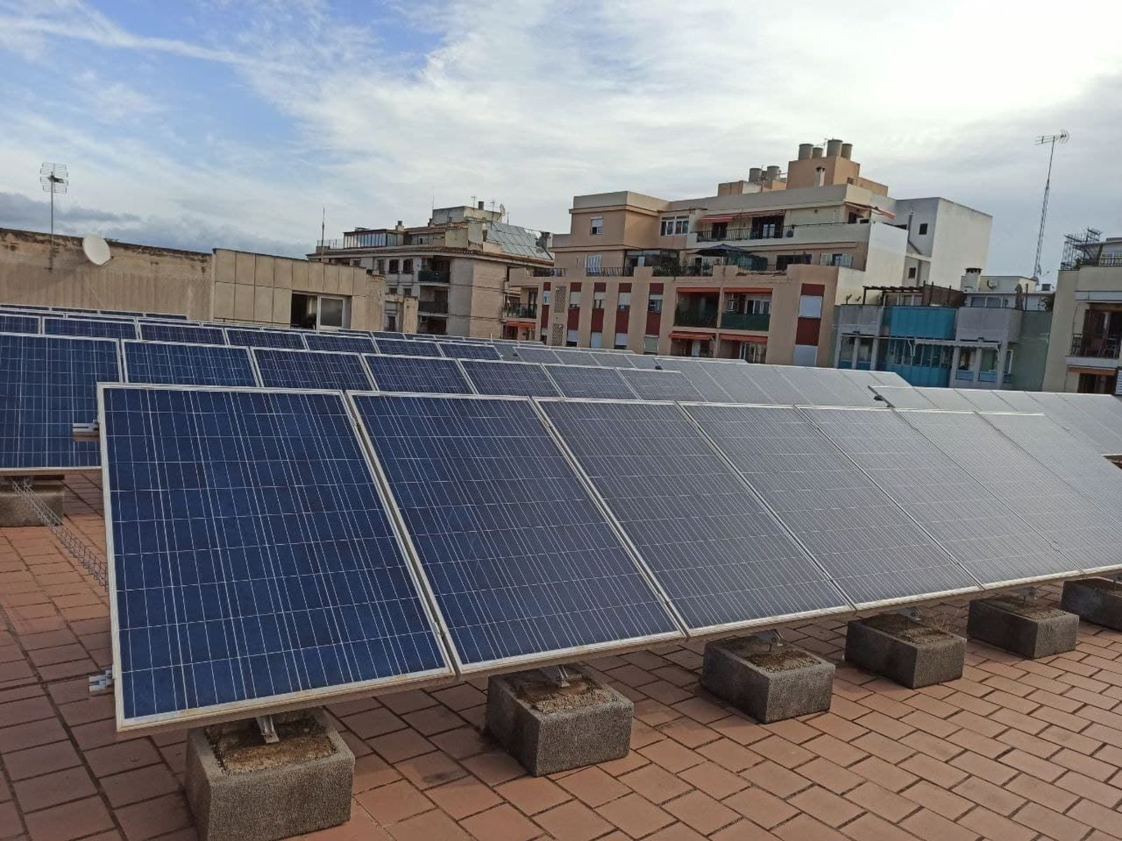Cada vez más hogares quieren instalar placas solares: ¿en qué casos compensa?