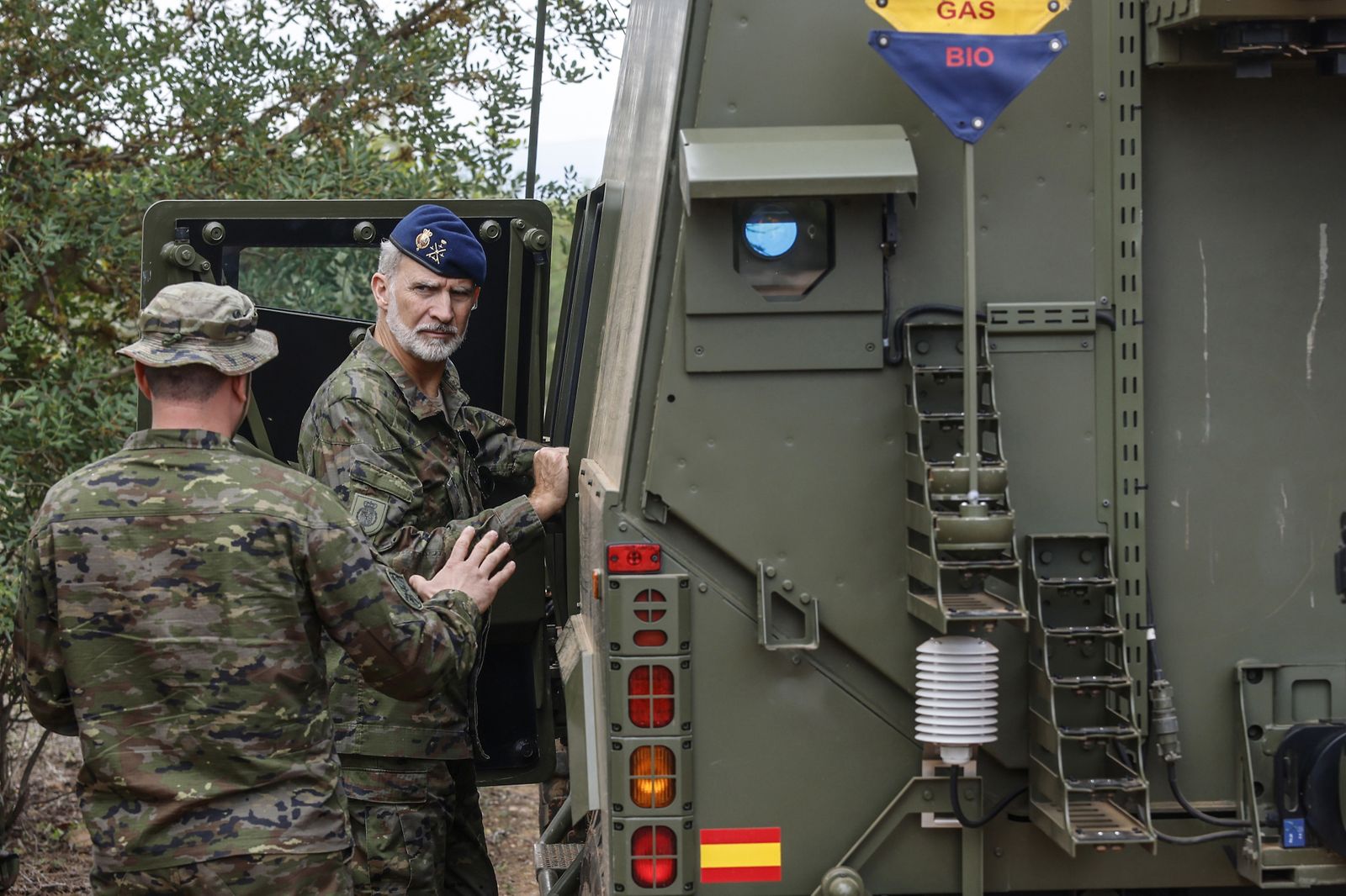 La unidad NBQ de la Base Militar 'Jaume I' en Bétera le muestra al rey el vehículo de reconocimiento avanzado 'Pitón'