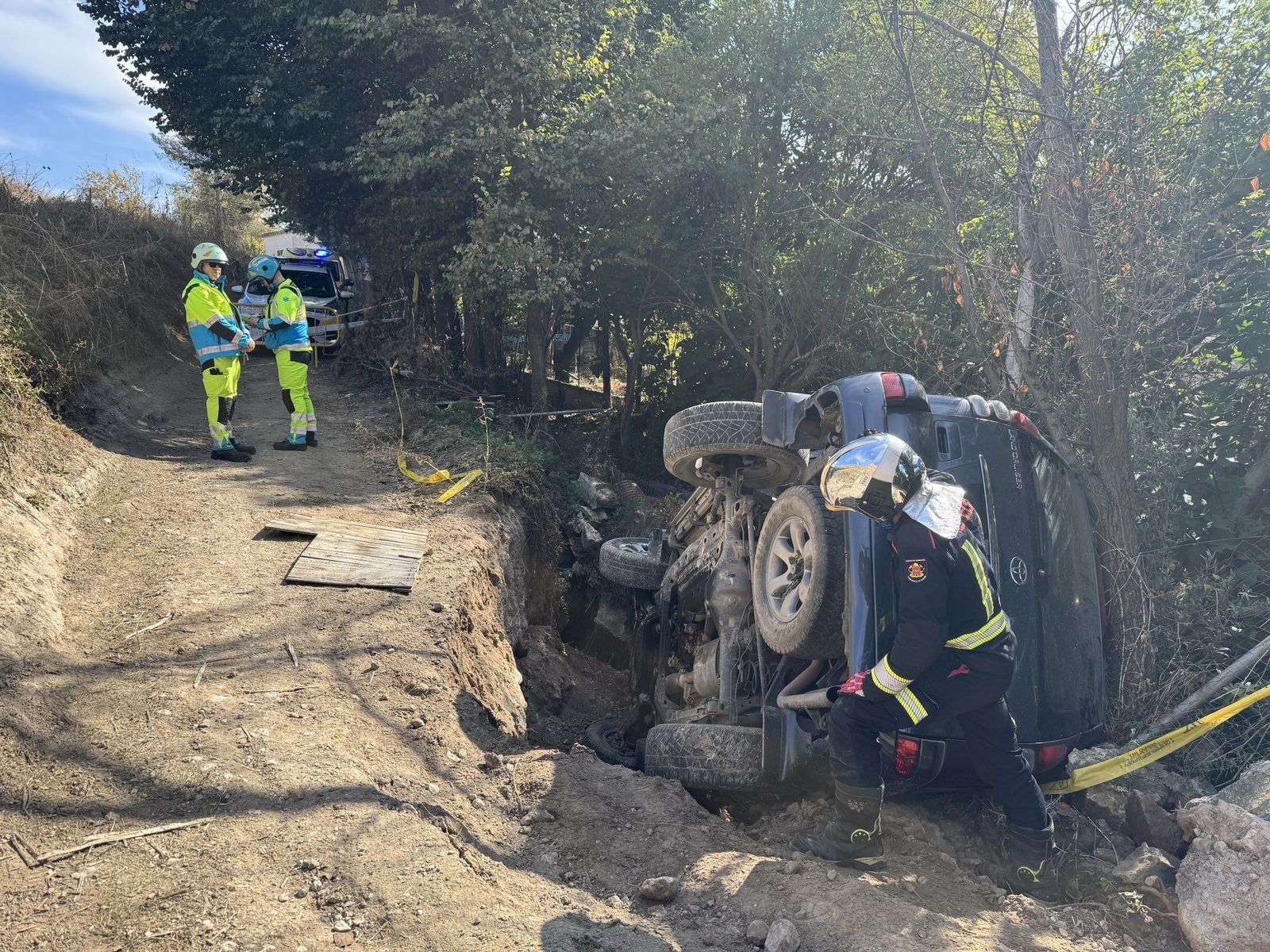 Dos heridos tras volcar con su coche en un camino de Arganda del Rey