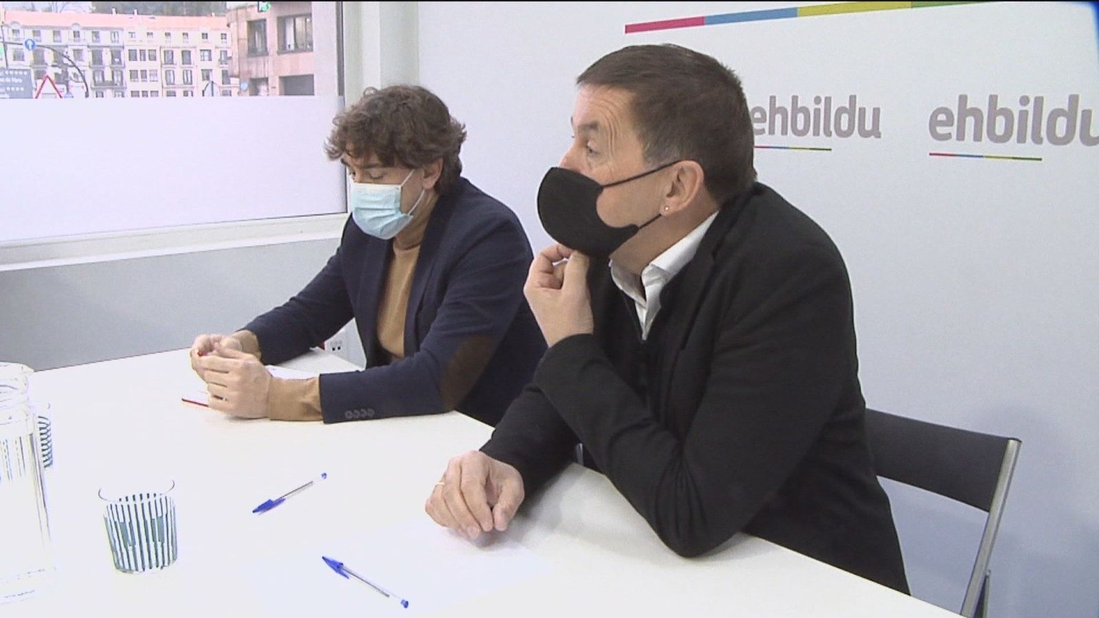 Polémica tras la reunión de los socialistas vascos con Arnaldo Otegi en la sede de Bildu