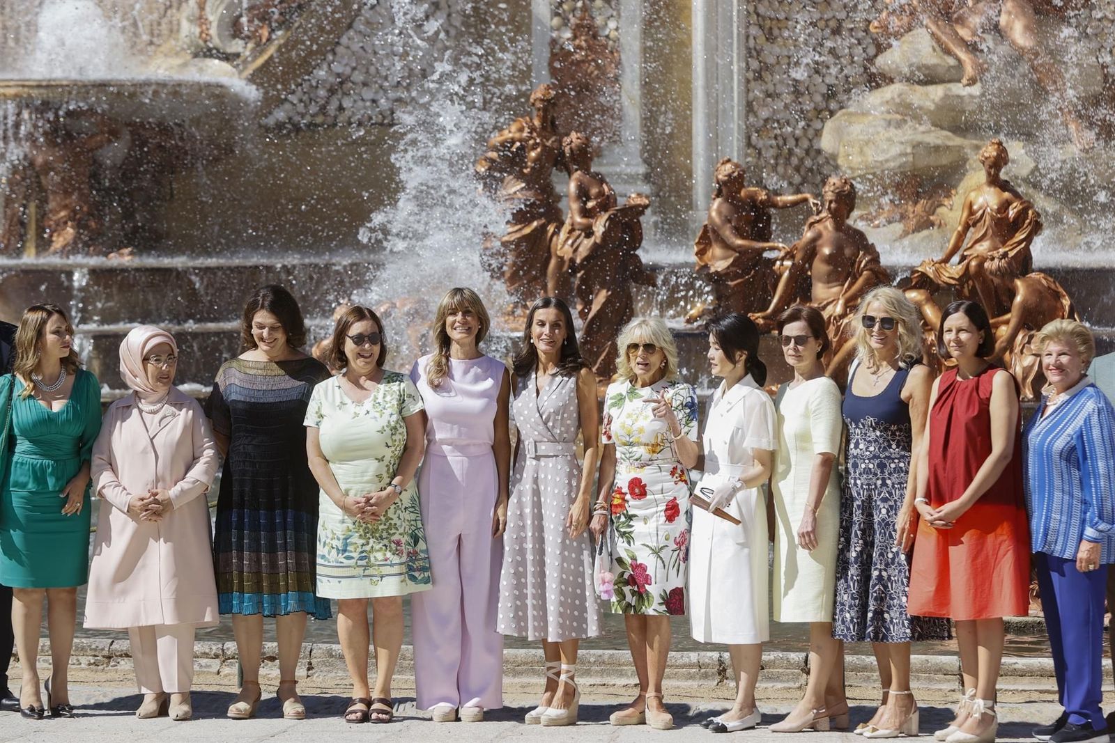 La reina Letizia guía a los acompañantes de los líderes de la OTAN en su visita a La Granja