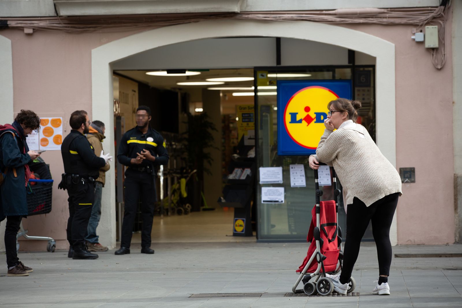Mujer esperando a entrar a un supermercado de la cadena Lidl