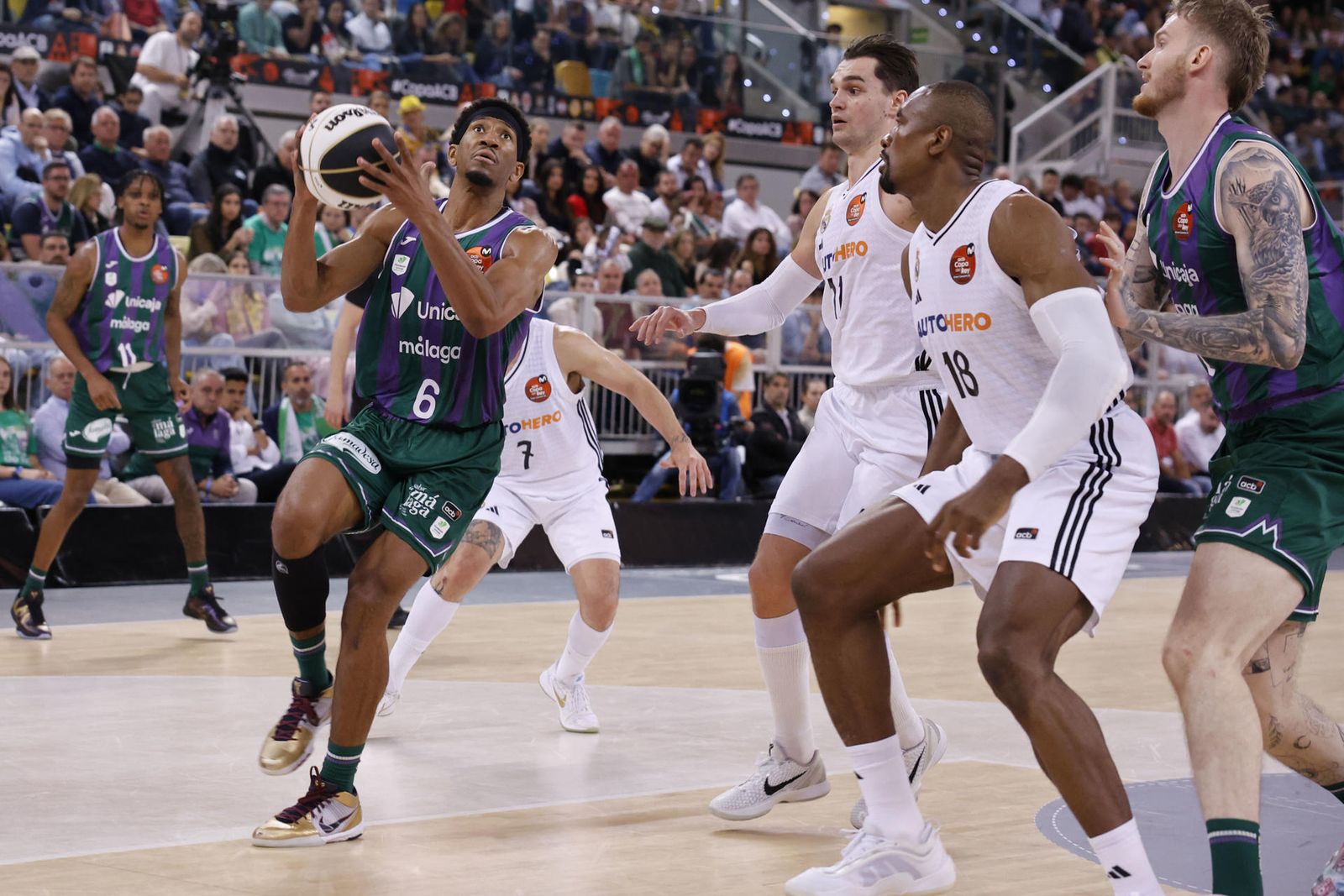 Los jugadores del Real Madrid Hezonja e Ibaka y el jugador del Unicaja Taylor durante la final de la Copa del Rey