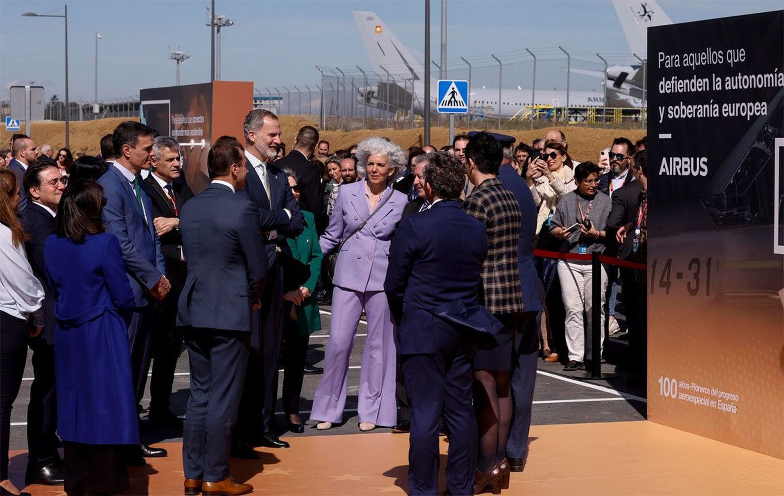 El rey y Sánchez visitan la factoria de CASA en Getafe por su primer centenario