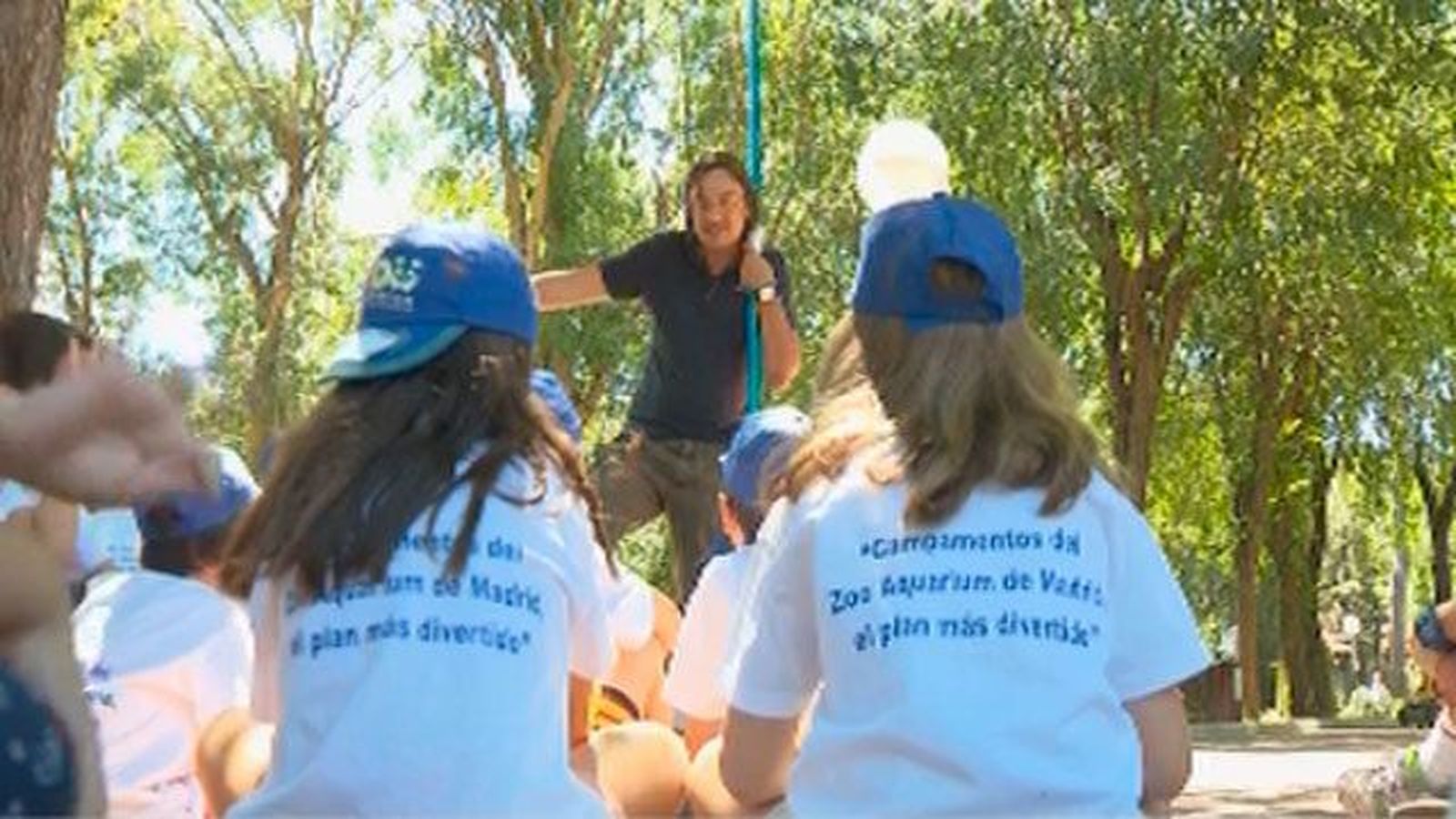 Los niños crean nidos para los gorriones en el Zoo de Madrid