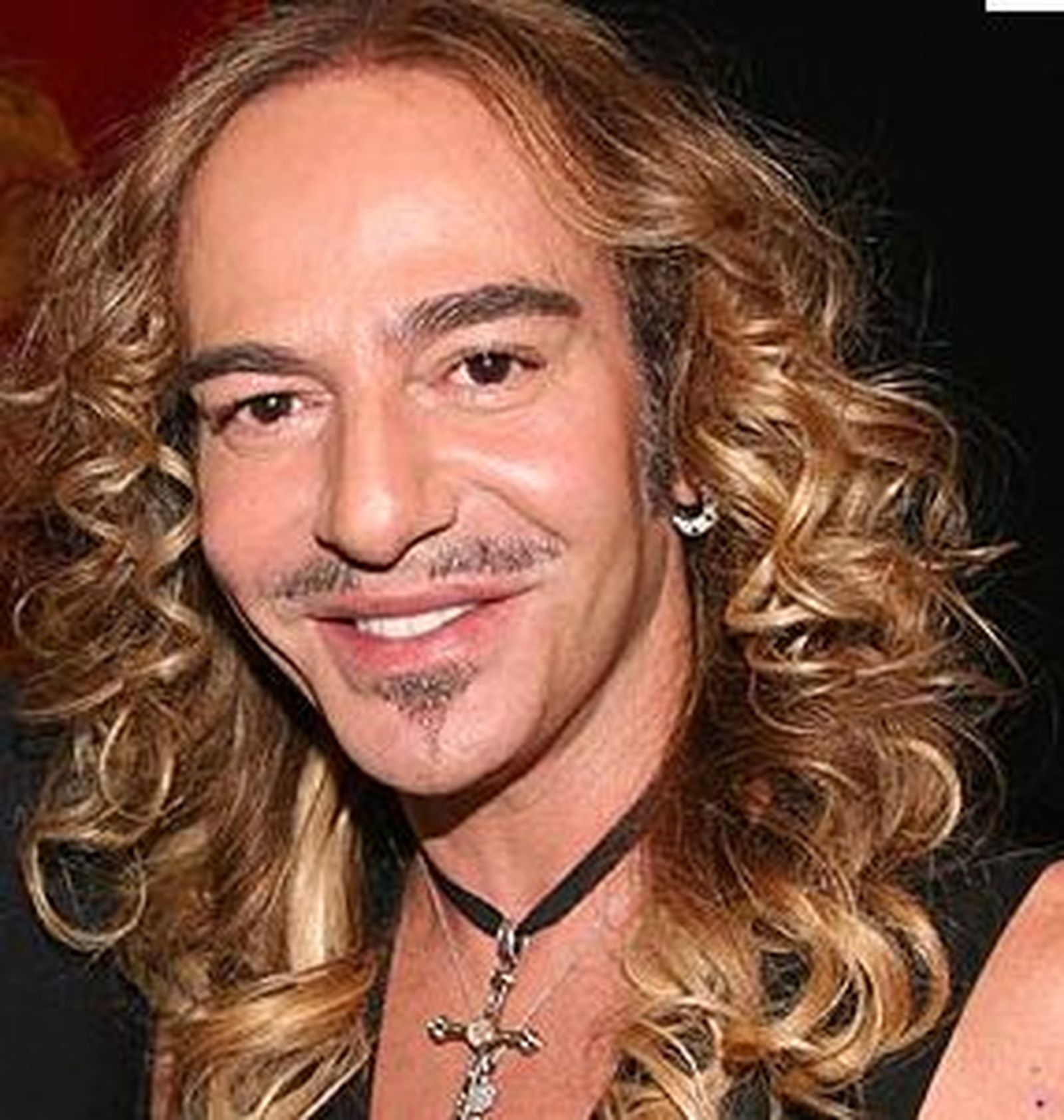 Galliano tendrá que pagar seis mil euros por los insultos anti-semitas que profirió en una terraza de París