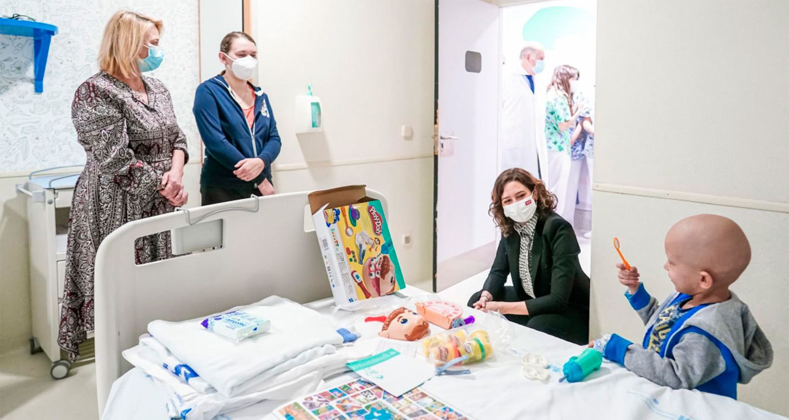 Ayuso visita en el Niño Jesús a los 24 niños ucranianos enfermos de cáncer