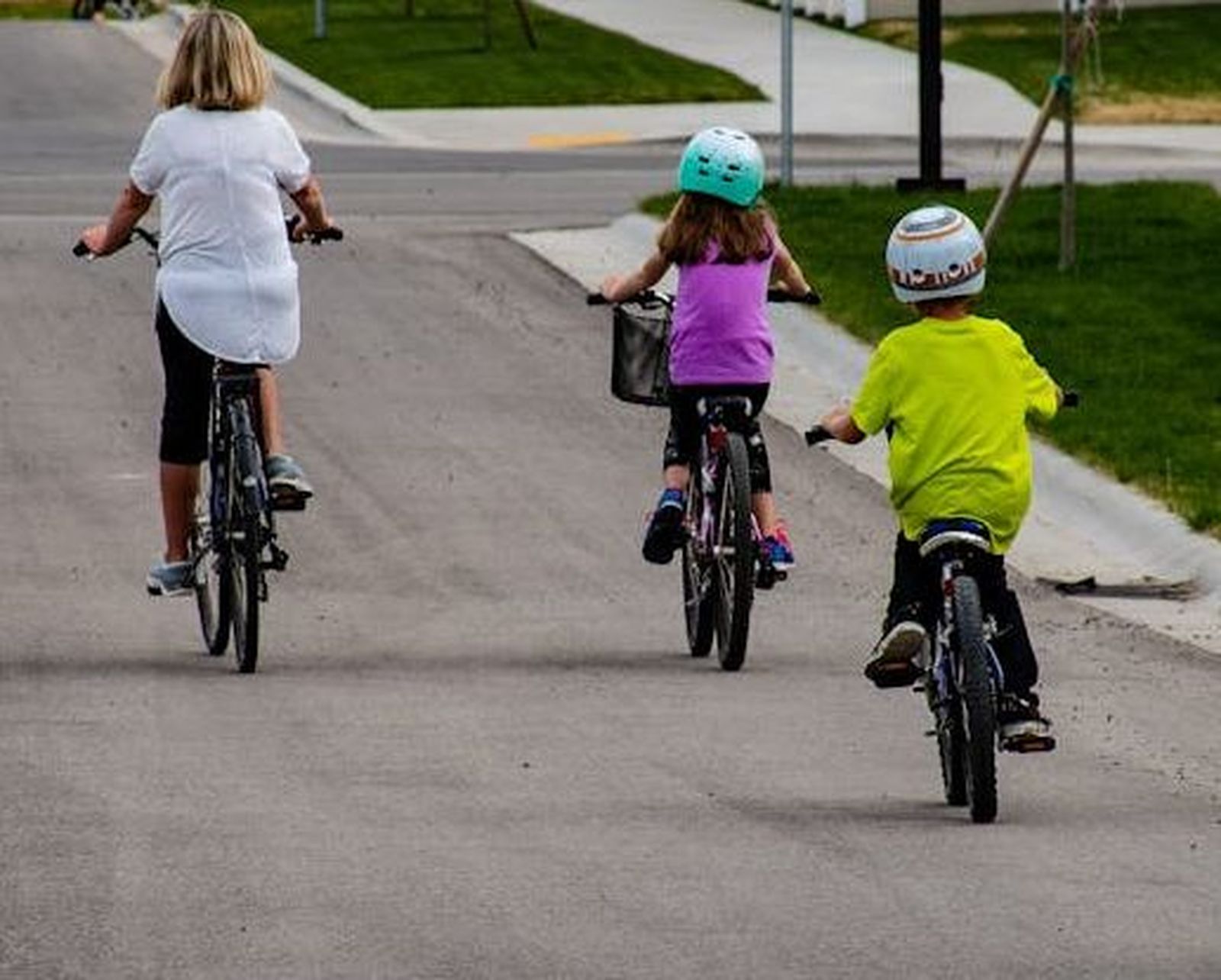 Niños en bicicleta acompañados de un adulto
