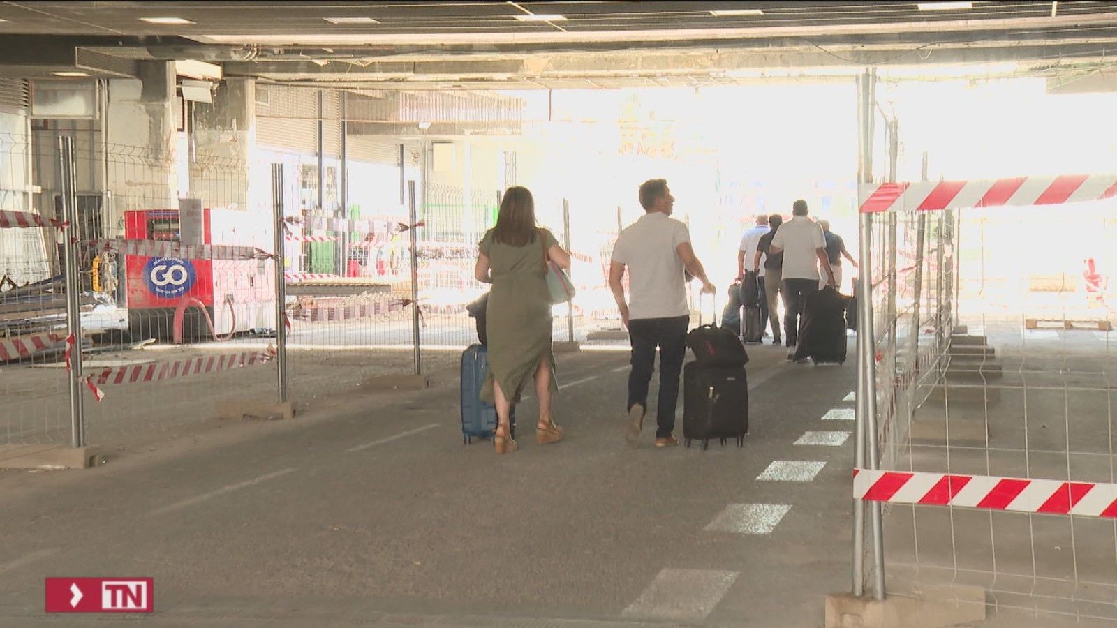 La difícil tarea de convivir con las obras de la estación de Chamartín