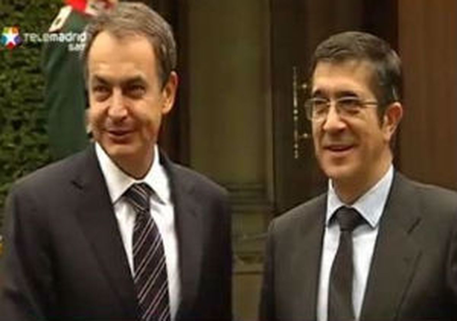 Zapatero respalda orientar la política penitenciaria y acercar presos, según el plan del lehendakari