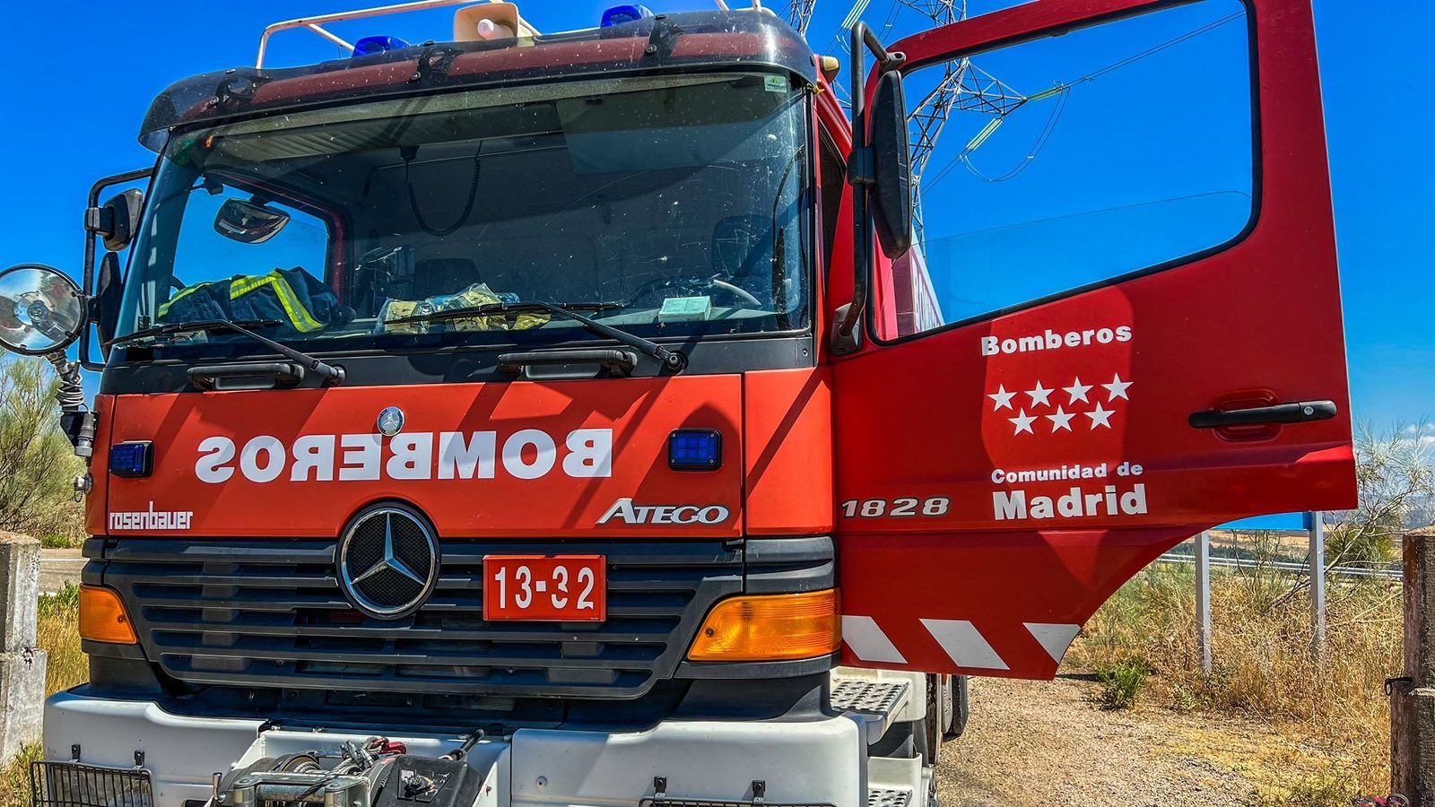 Bomberos de la Comunidad tratan de contener un incendio agrícola en Velilla de San Antonio