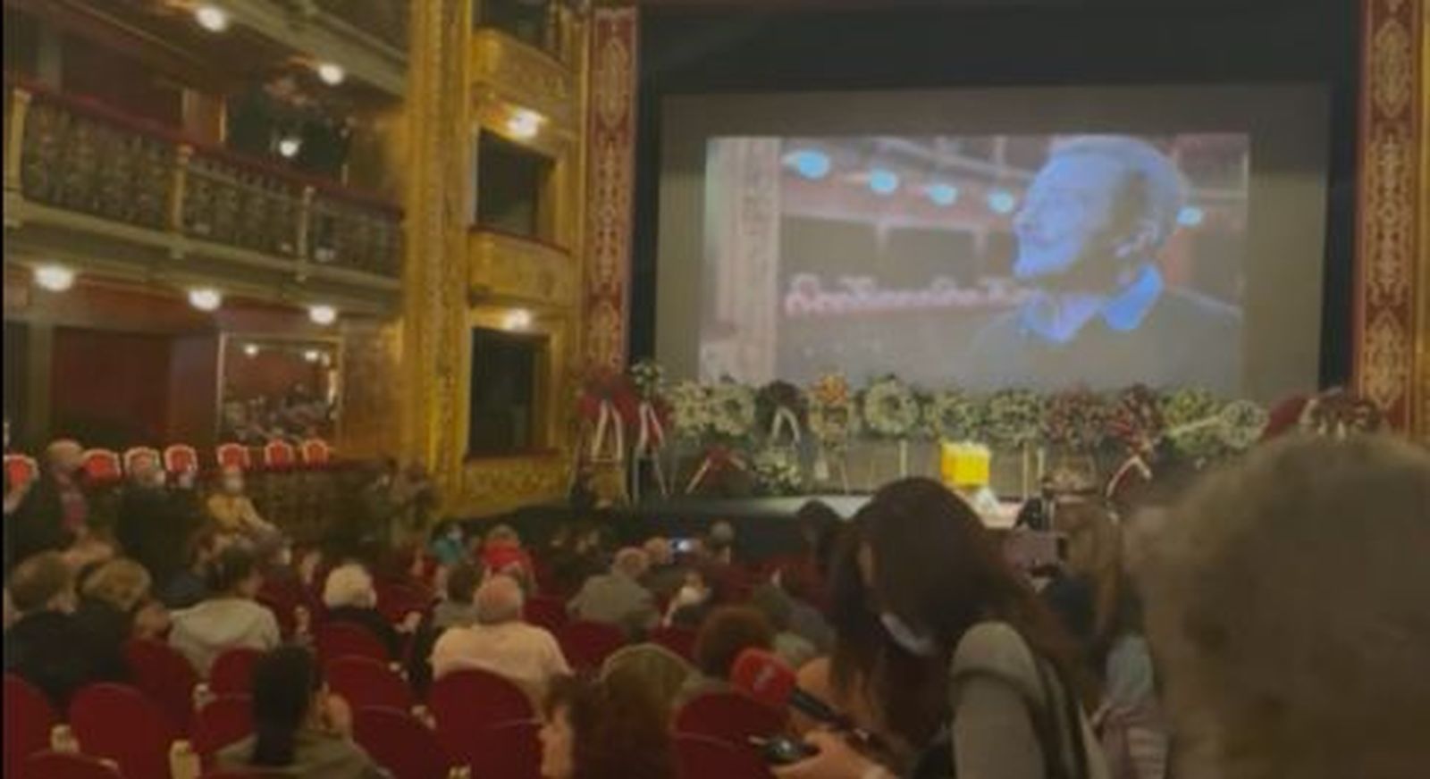 Homenaje de la profesión y del público en el último adiós al actor Juan Diego