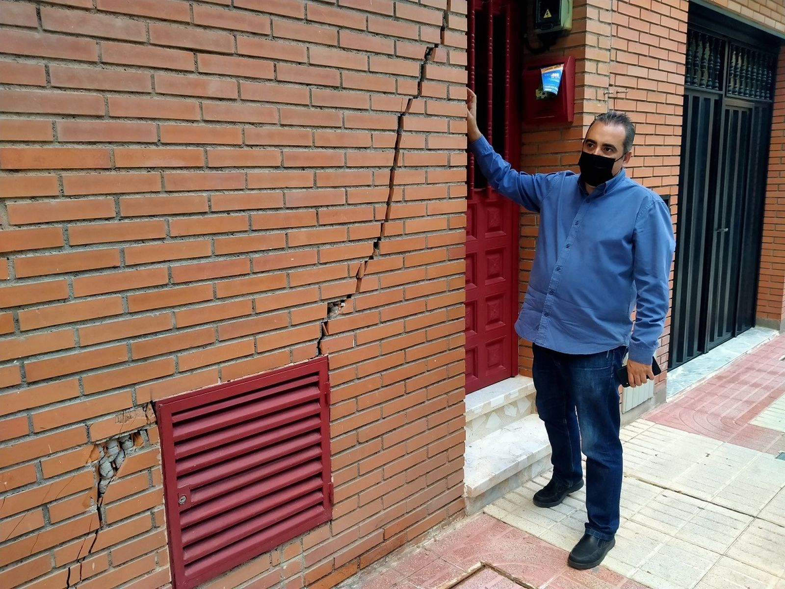 Grieta en una de las viviendas provocadas por la Línea 7B de Metro en San Fernando