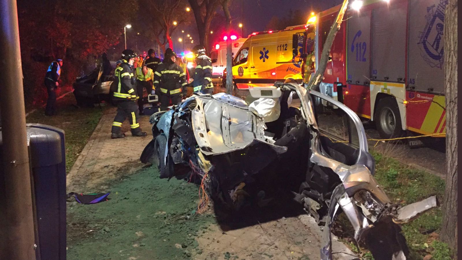 Muere un joven tras chocar su coche contra un árbol en Villaverde