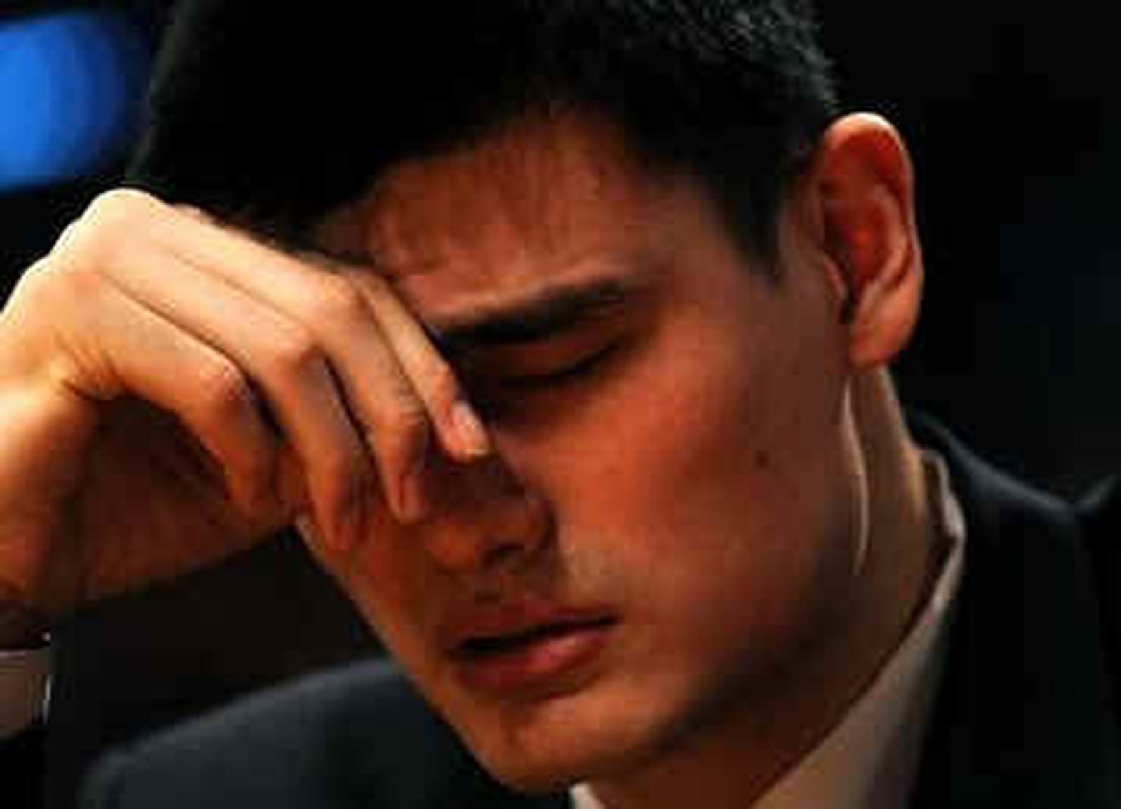 El pívot chino de los Houston Rockets, Yao Ming (2.26 y 140 kilos) ha anunciado su retirada