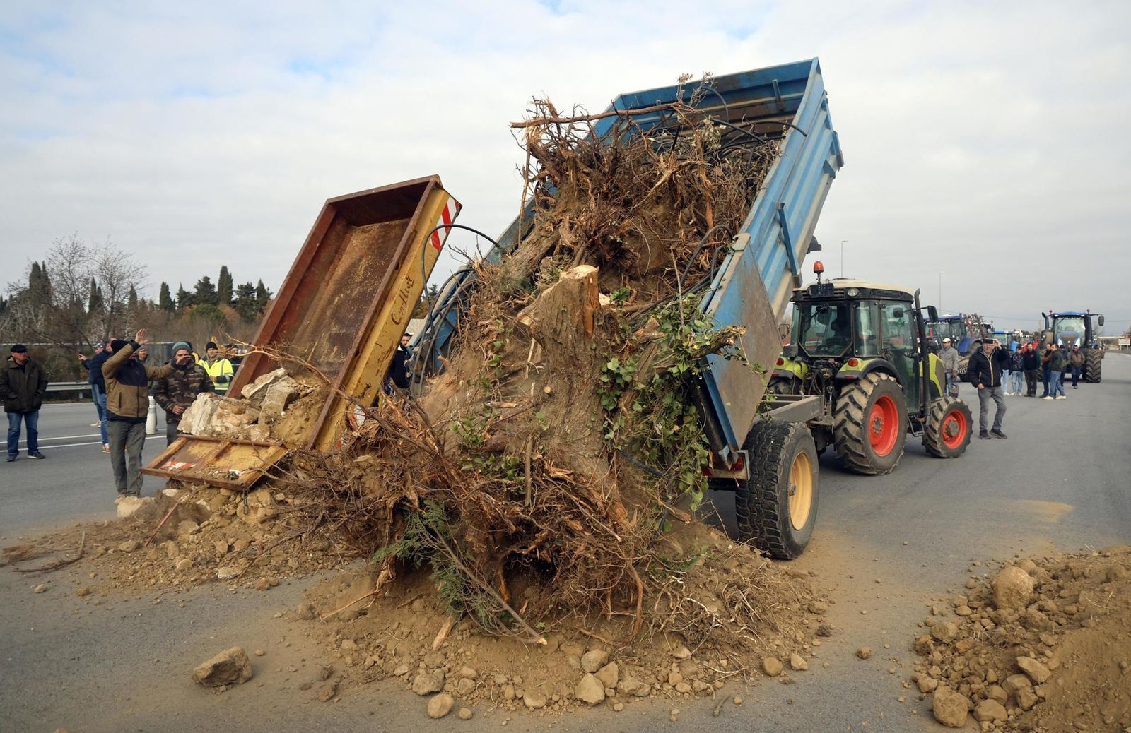 Agricultores franceses bloquean en Perpiñán la autopista en dirección de España