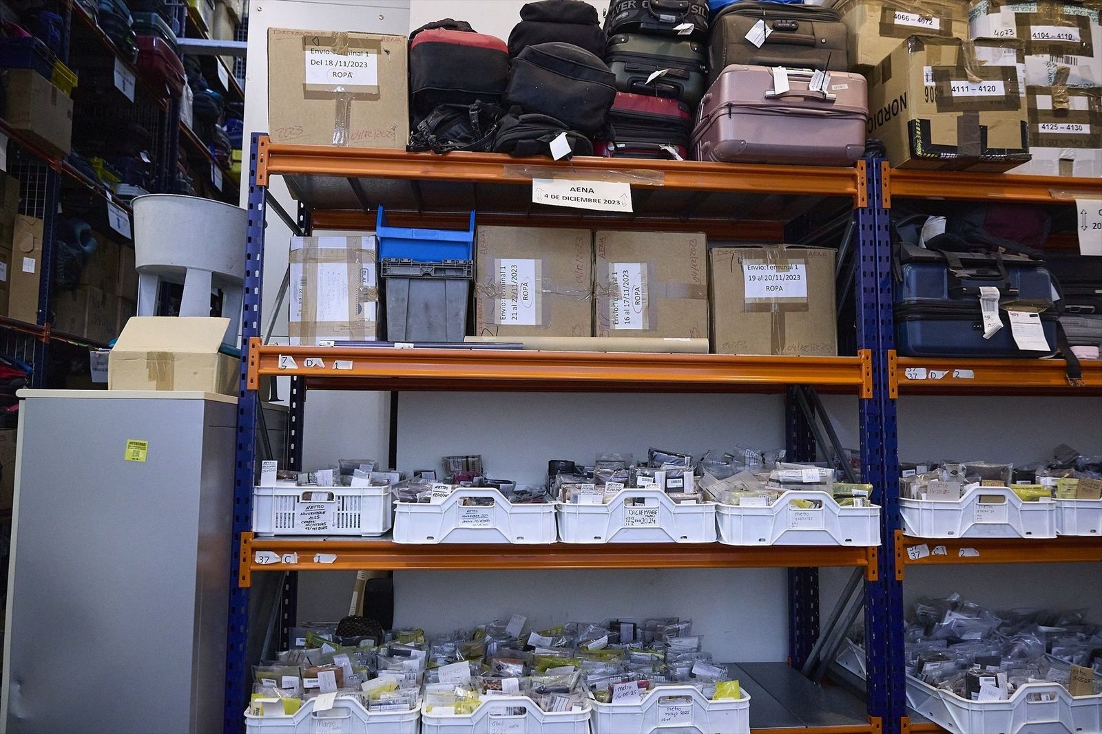 Drones, un acordeón y 88.000 euros en metálico: los insólitos hallazgos de la Oficina de Objetos Perdidos de Madrid