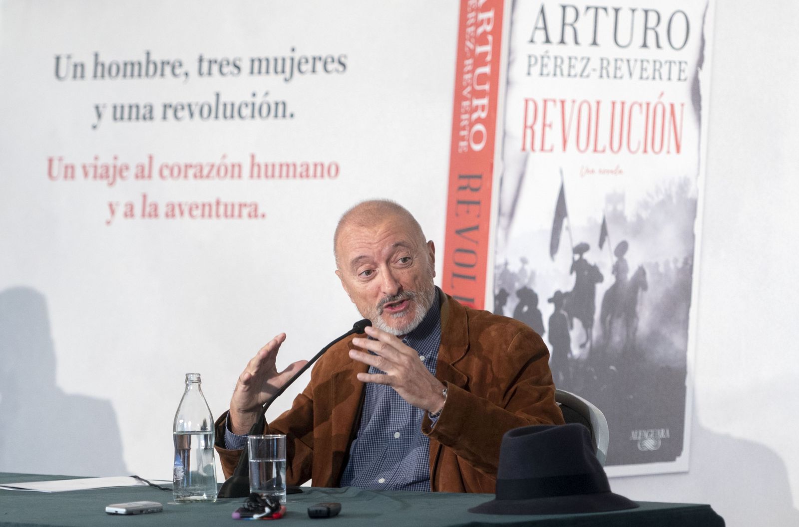 Pérez-Reverte publica 'Revolución': "Es posible que vivamos agitación social en los tiempos que vienen, pero la revolución es otra cosa"