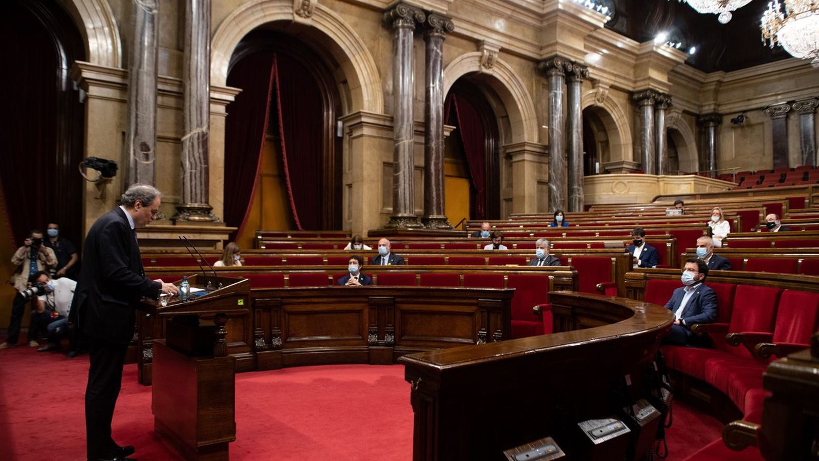 El Parlament declara que Cataluña es "republicana" y "no reconoce" al rey