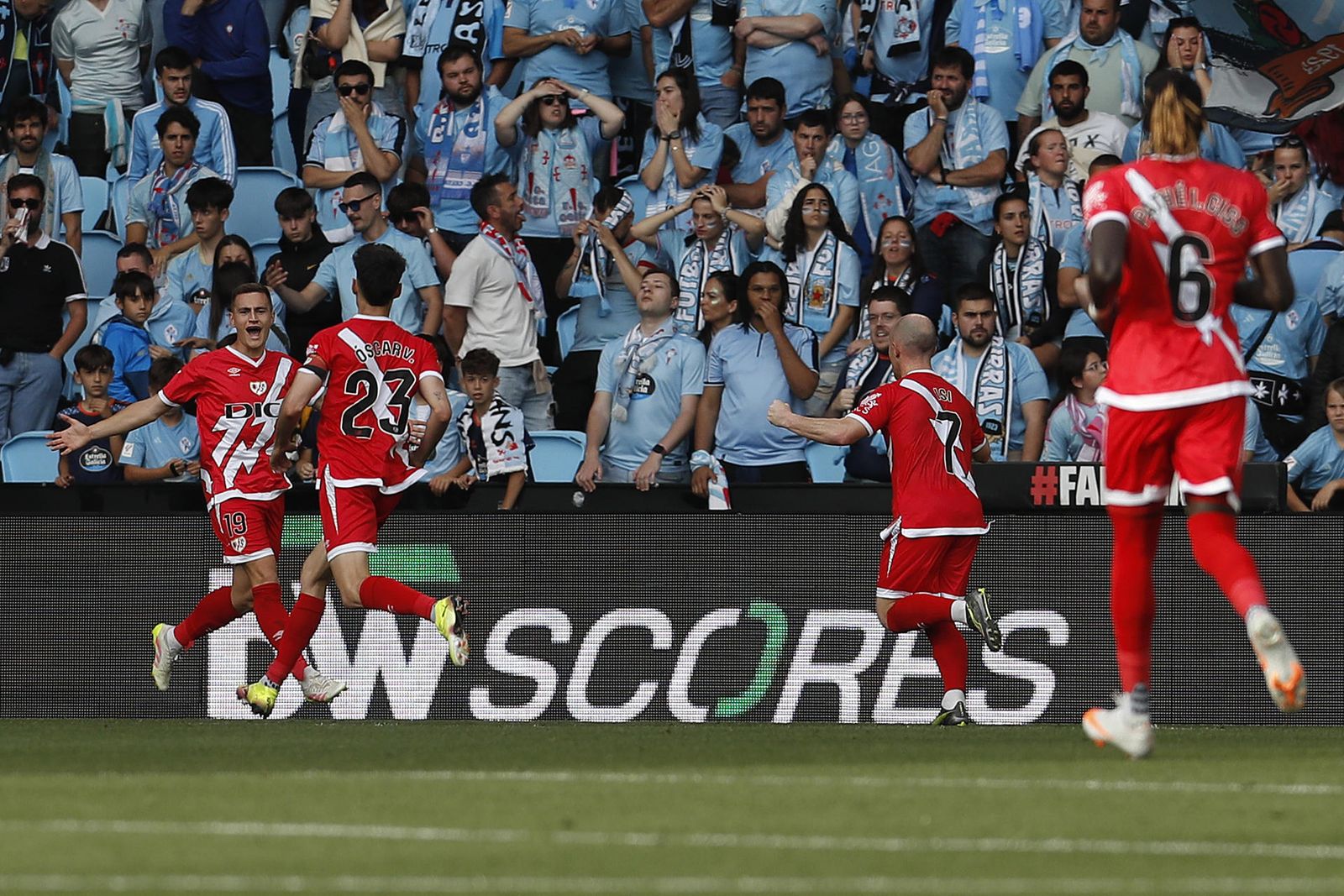Los jugadores del Rayo celebran un gol al Celta