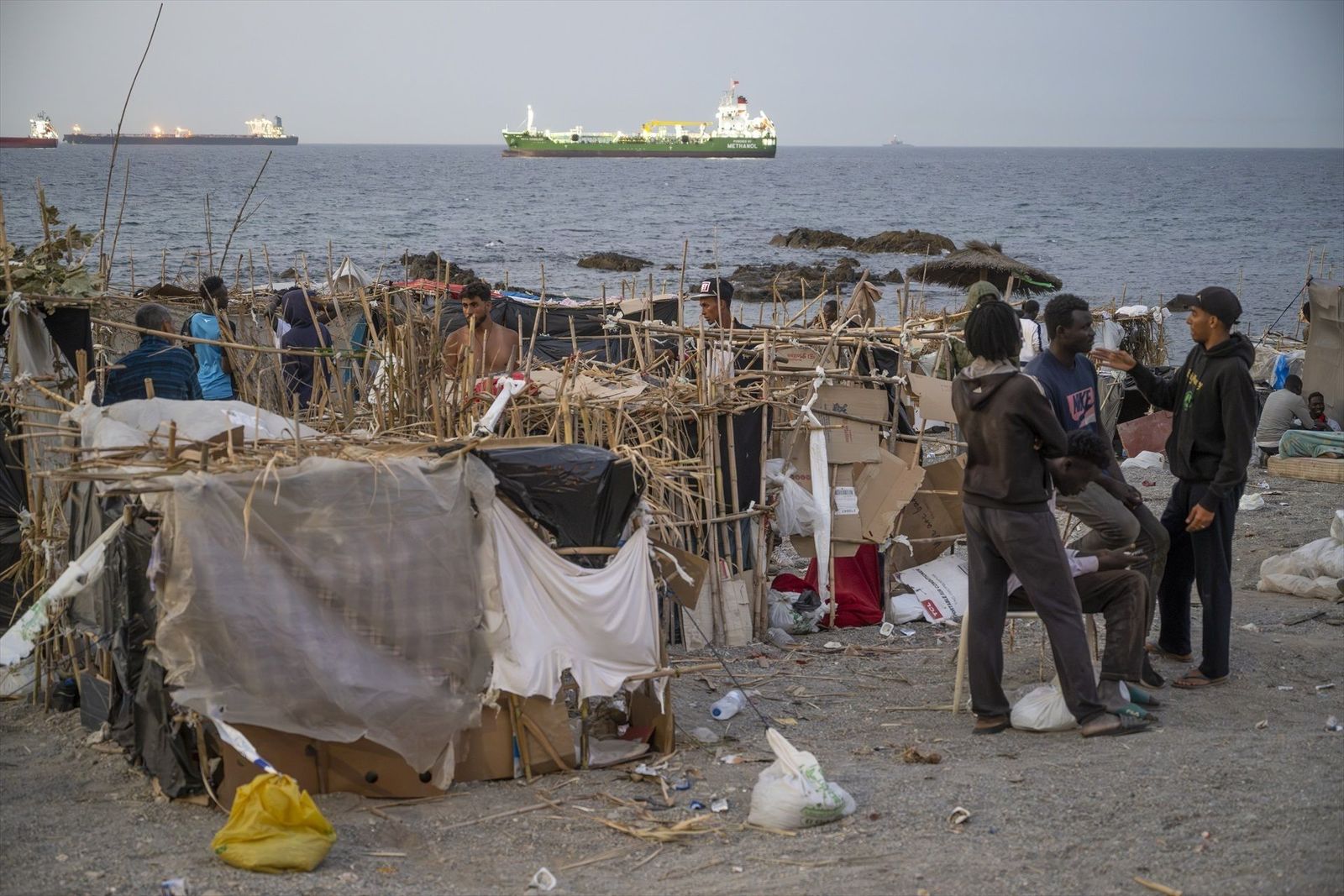CEP denuncia que se sancione "por poner una sombrilla" mientras los migrantes han acampado durante días en la playa