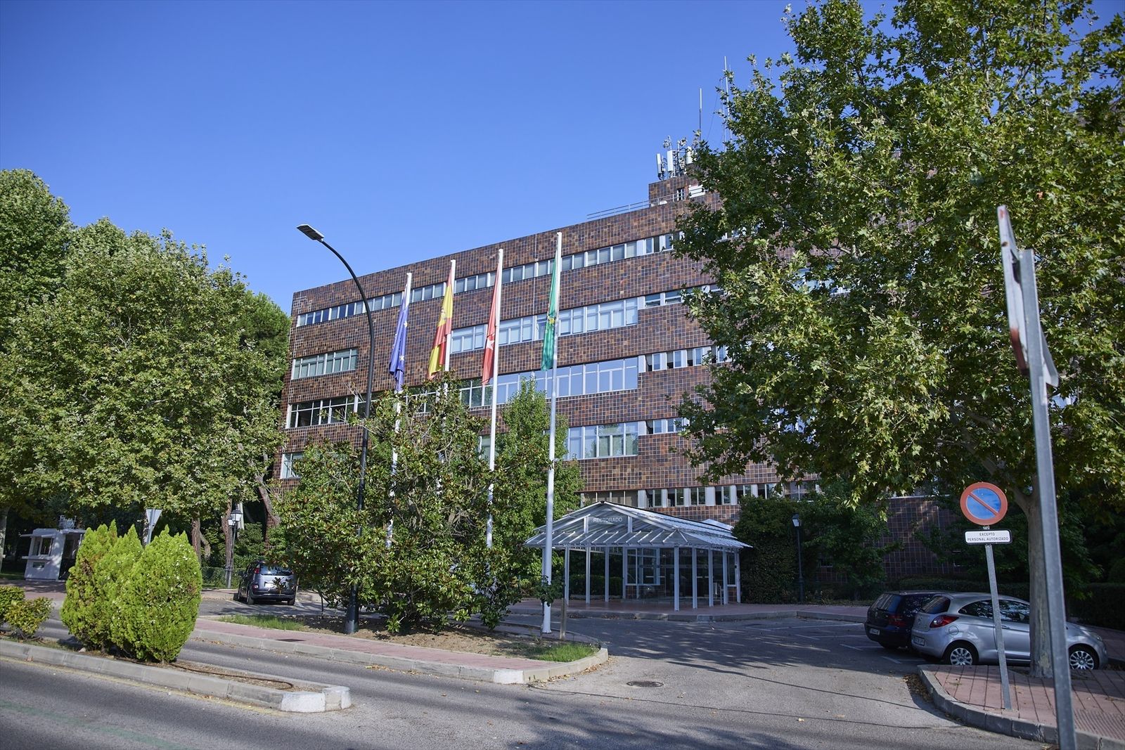 Fachada del edificio del Rectorado en el campus de la Universidad Autónoma de Madrid