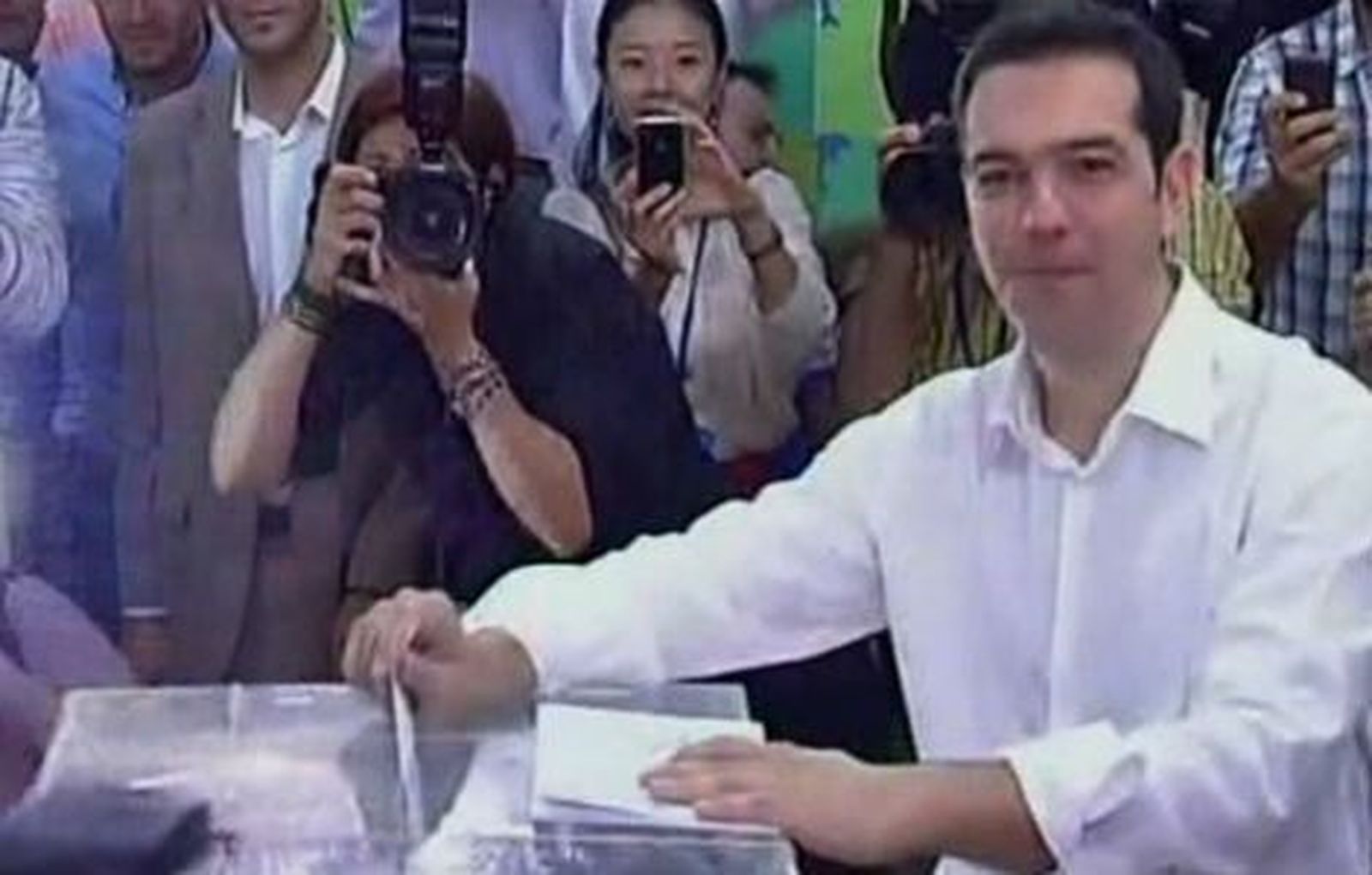 Los griegos inician la crucial votación con normalidad y en total calma
