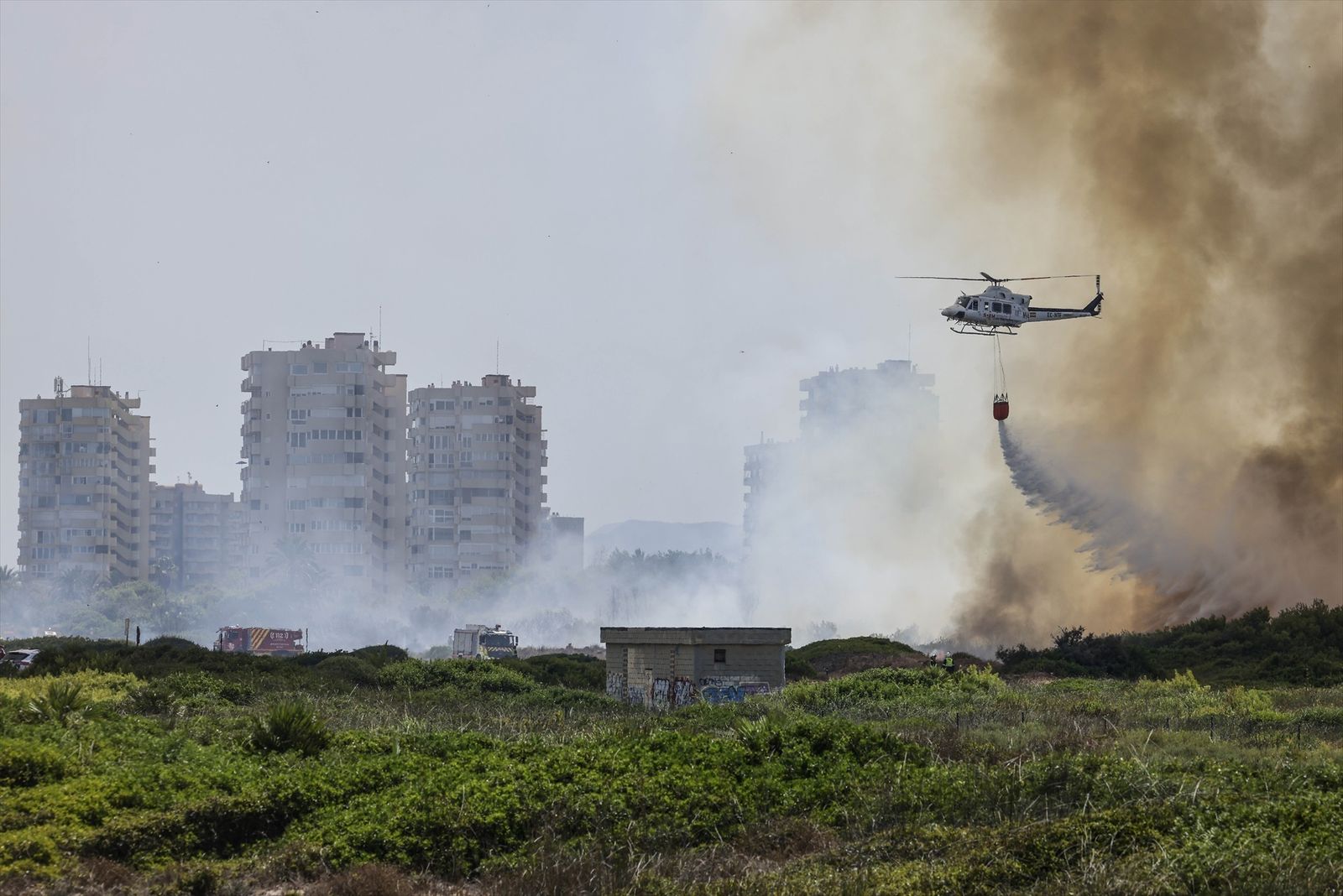 Helicóptero durante las labores de extinción de un incendio forestal  en la Gola de Pujol, El Saler
