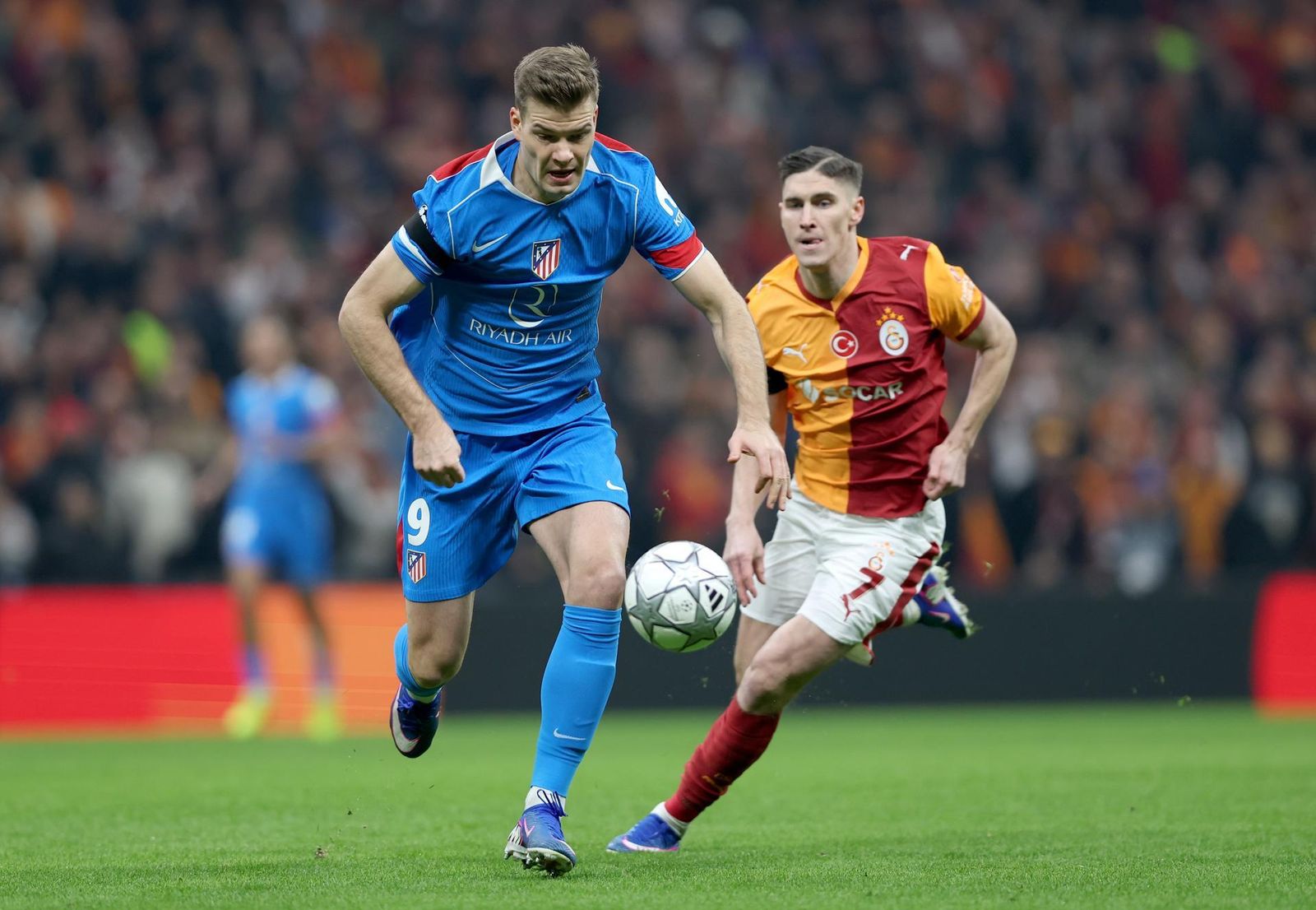 Sorloth ante el Galatasaray