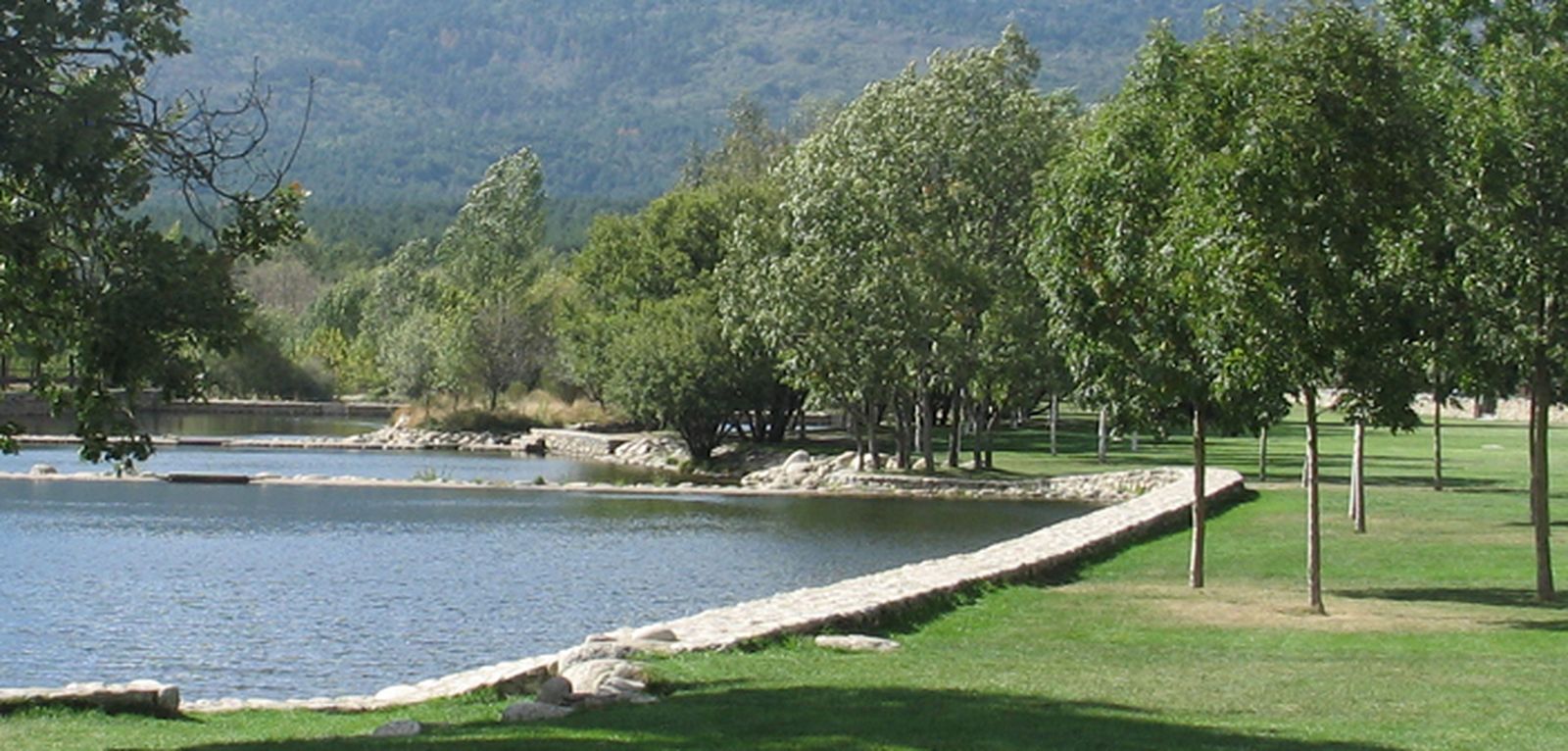 LAS PRESILLAS. DÓNDE: Pinilla del Valle, Alameda del Valle, Rascafría, Monasterio de el Paular. HORARIOS DE APERTURAS: Abierto todos los días desde las 10.00 hasta las 21.00 horas. DESDE CUÁNDO Y HASTA CUÁNDO: La temporada puede durar hasta mediados o finales de septiembre en función del tiempo. TARIFAS: La entrada a las personas es libre y gratuita. Coches: 9€, Motos: 4€, Autobuses: 30€ CARACTERÍSTICAS: Tiene césped, mucha zona de sombra y chiringuito.