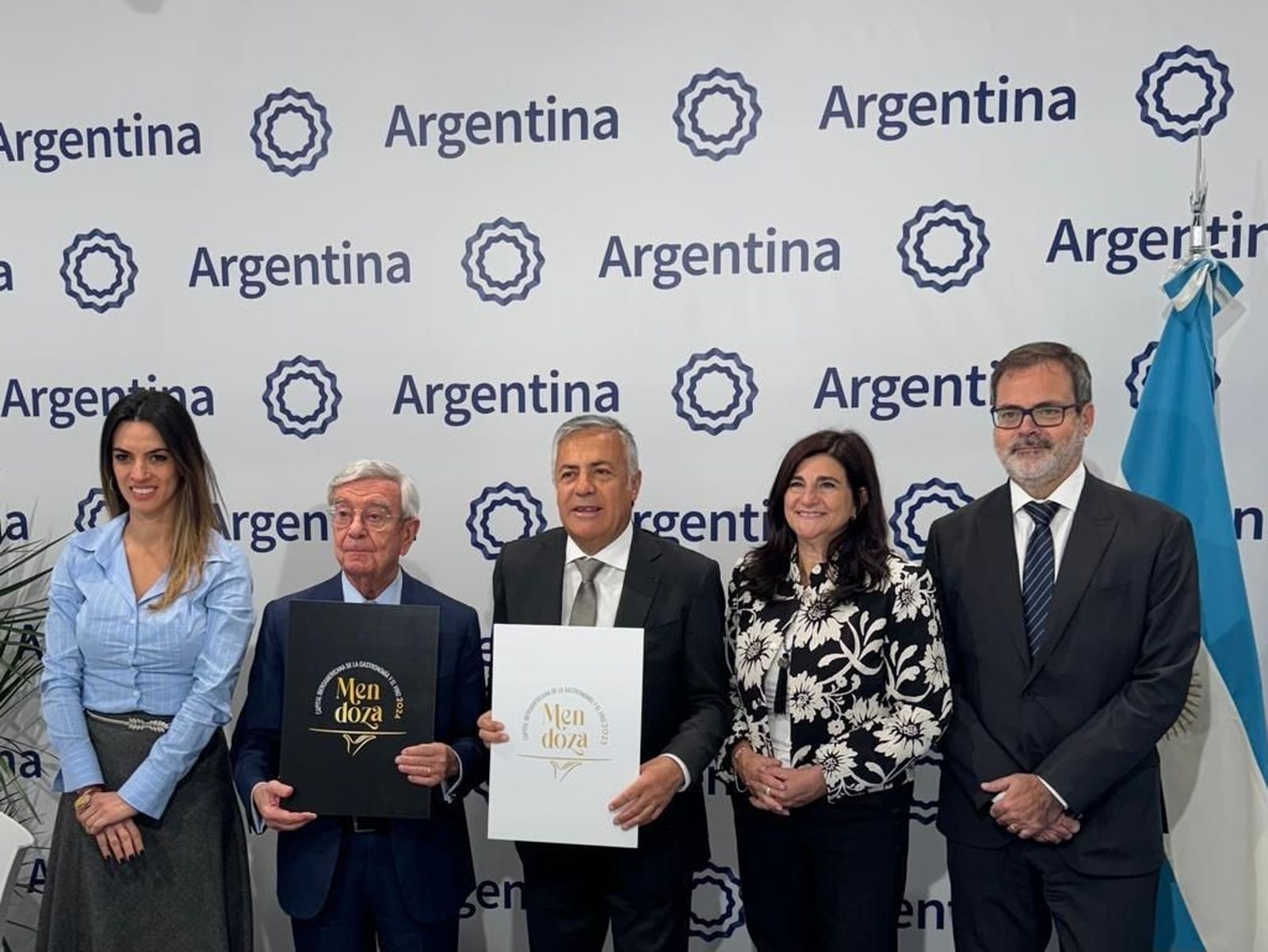 Yanina Martínez, subsecretaria de turismo de Argentina; Rafael Anson, presidente de la Academia Iberoamericana de Gastronomía; Adolfo Cornejo, Gobernador de Mendoza; Gabriela Testa, presidenta de turismo de  Mendoza y Roberto Bosch, encargado de negocios de la Embajada Argentina