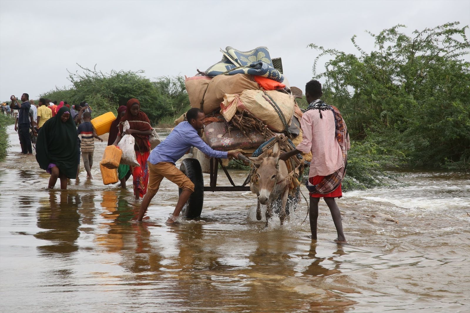 Somalíes trasladan sus enseres tras el desbordamiento del río Shabelle en 2021